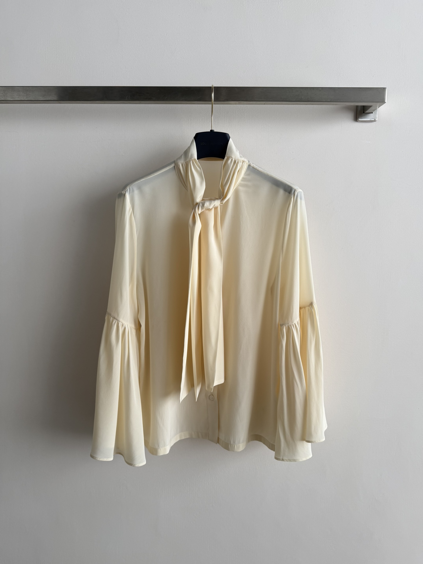 NO:757188,LV*’s new ribbon shirt is light, breathable, and has a perfect drape. It’s super comfortable to wear in spring and summer!  The ribbon design can be knotted freely, and you can switch between elegant or simple at will. The bell cuffs add a sense of agility, and the loose fit covers the flesh and makes you look slimmer. It can be easily controlled for commuting, dating, and daily life. Paired with high-waisted pants or skirts, you can easily get the intellectual or mature style in the workplace!  It looks good no matter how you match it ~ two-color SML, Louis Vuitton, skirts, shirts,19860909LV*新款飘带衬衫,轻薄透气,垂坠感满分,春夏穿超舒服！飘带设计可自由打结,优雅or简约随心切换.喇叭袖口增添灵动感,宽松版型遮肉显瘦,通勤、约会、日常都能轻松驾驭.搭配高腰裤或半身裙,职场知性or轻熟风轻松get！怎么搭都好看～两色SML,,louis vuitton,skirts,shirts,,Women's clothing