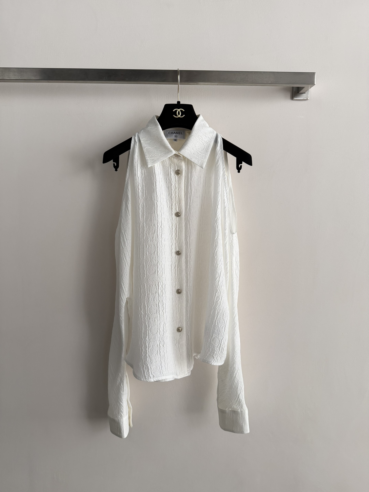 NO:757180,CHANE*26C early spring vacation series white textured shirt, made of unique silk crepe fabric, which is light and breathable, soft to the touch, and super comfortable to wear. Classic lapel + single-row button design, simple and elegant, with off-shoulder details on both sides, super design, fashionable yet formal!  It can be easily worn whether commuting, dating or vacationing. It looks great with high-waisted pants or skirts, and can easily create a high-end style. SML,,chanel,skirts,shirts,real silk,19860909CHANE*26C早春度假系列白色肌理感衬衫,采用独特真丝冠乐绉面料,轻盈透气,触感柔软,穿着超舒适.经典翻领+单排纽扣设计,简约优雅,双侧露肩细节超有设计感,时髦又不失正式感！无论通勤、约会还是度假都能轻松驾驭,搭配高腰裤或半身裙都很出彩,轻松打造高级感穿搭风格.SML,,chanel,skirts,shirts,real silk,,Women's clothing