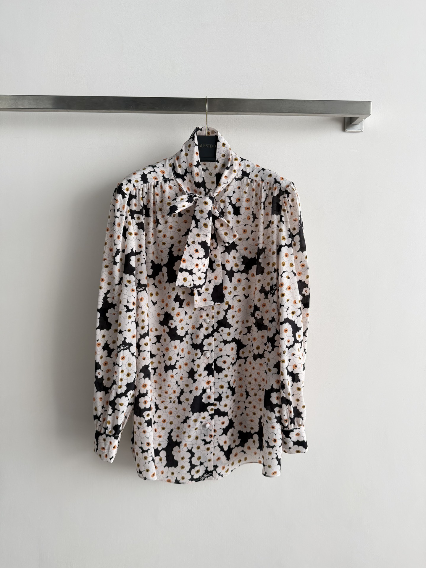 NO:757171,Valentin*26SS new silk printed long-sleeved shirt, the black and white flower pattern is very recognizable, elegant and fashionable!  The fabric is light and breathable, comfortable to wear and anti-wrinkle. It is suitable for daily commuting or leisure. The shirt is loosely cut, the printing process is exquisite, and the details are perfect. Pair it with simple accessories or high heels to easily get a high-end look. SML, valentino, high heels, shirts, real silk,19860909Valentin*26SS新款真丝印花长袖衬衫,黑白小花图案超有辨识度,优雅又时髦！面料轻薄透气,穿着舒适还抗皱,日常通勤或休闲都很适合.衬衫宽松剪裁,印花工艺精致,细节满分,搭配简约配饰或高跟鞋,轻松get高级感造型.SML,,valentino,high heels,shirts,real silk,,Women's clothing