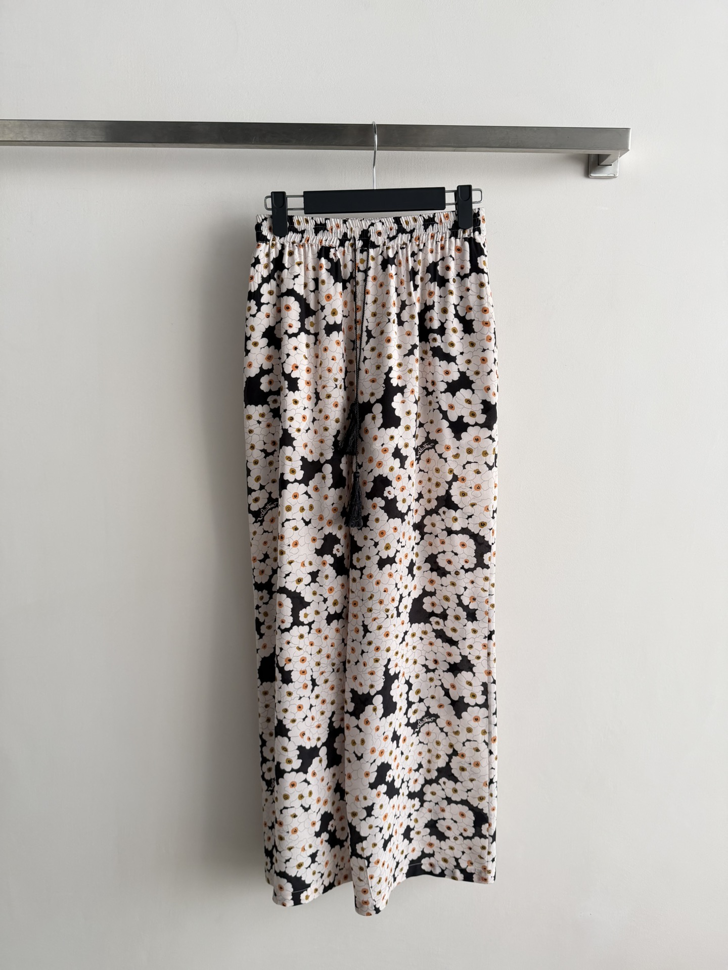 NO:757166,Valentin*26SS wide-leg pants are highlighted with black and white daisy print. They are made of light and breathable fabric and are super comfortable to wear in spring and summer!  The high waist elastic + drawstring design modifies the waistline and is comfortable, and the loose pants look slim and fashionable. It can be easily controlled for daily commuting and leisure. Pair it with a simple top or sweater, and you can switch between French elegance or casual style at will ~ The printing is inspired by nature, retro and fresh, it is a must-have and versatile item for the spring and summer wardrobe!  SML,,valentino,19860909Valentin*26SS这款阔腿裤以黑白雏菊印花为亮点,轻薄透气面料,春夏穿超舒服！高腰松紧+抽绳设计,修饰腰线又自在,宽松裤型显瘦又时髦.日常通勤、休闲都能轻松驾驭,搭配简约上衣或针织衫,法式优雅or休闲风随心切换～印花灵感来自自然,复古又清新,是春夏衣橱必备百搭单品！SML,,valentino,,Women's clothing