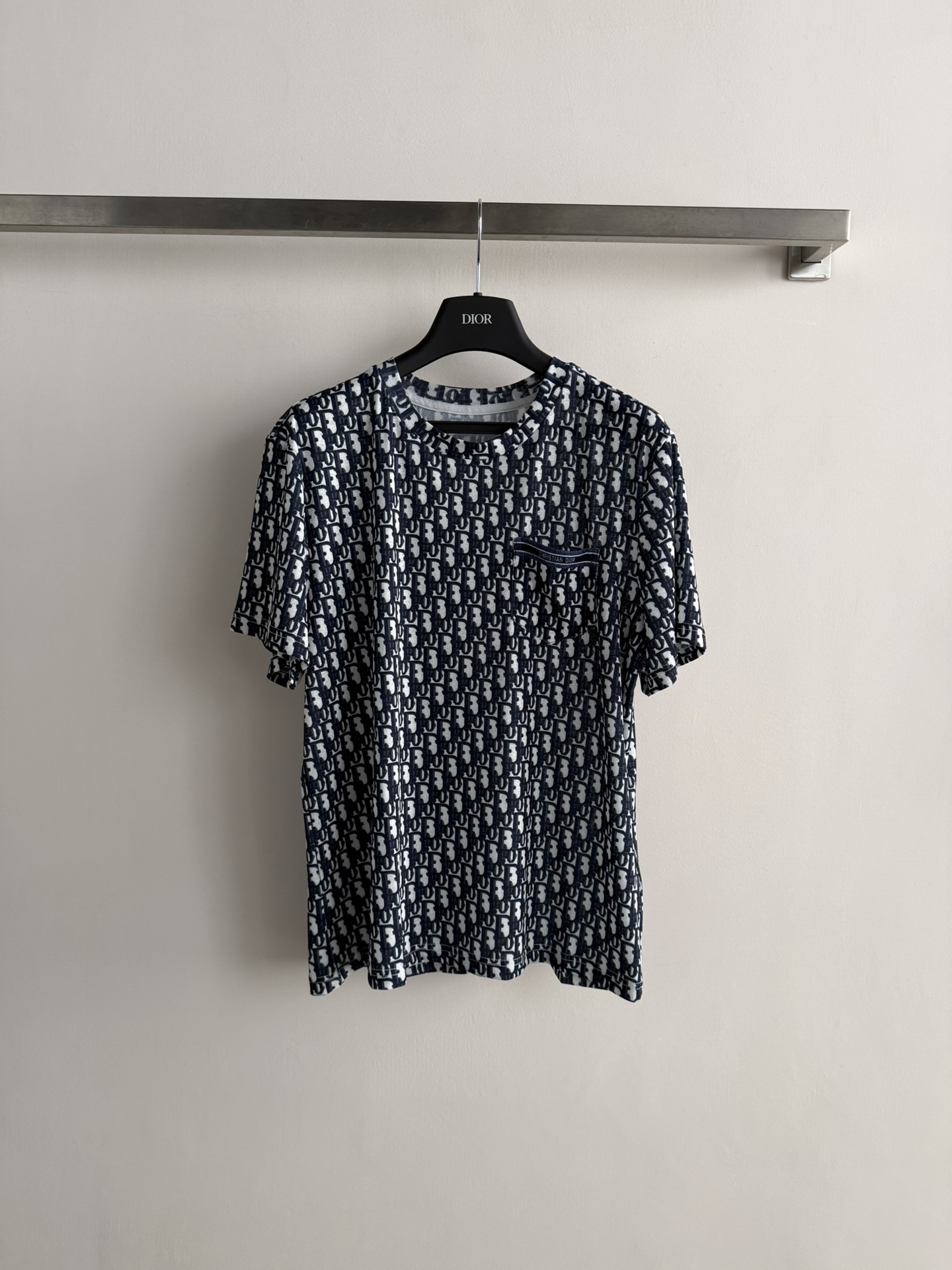 NO:758625,Dio*26SS new printed short-sleeved T-shirt, light and soft fabric, super comfortable to wear!  The classic 'Dio' letter print is highly recognizable. The small chest pocket design is practical and fashionable, and can be easily used for daily leisure or light sports. The tailoring fits the body shape, is simple and elegant, and looks great with jeans or casual pants, making it easy to wear with a high-end feel!  SML,,dior,jeans,T-shirt,tees,t-shirt,19860909Dio*26SS新款印花短袖T恤,轻盈柔软面料,穿着超舒适！经典“Dio”字母印花,辨识度满分.胸前小口袋设计,实用又时髦,日常休闲或轻运动都能轻松驾驭.剪裁贴合身形,简约大方,搭配牛仔裤或休闲裤都很出彩,轻松gt高级感穿搭！SML,,dior,jeans,T-shirt,tees，t-shirt,,Women's clothing