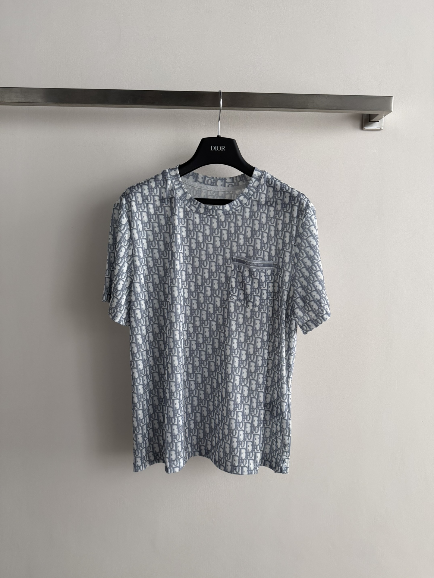 NO:758638,Dio*26SS new printed short-sleeved T-shirt, light and soft fabric, super comfortable to wear!  The classic 'Dio' letter print is highly recognizable. The small chest pocket design is practical and fashionable, and can be easily used for daily leisure or light sports. The tailoring fits the body shape, is simple and elegant, and looks great with jeans or casual pants, making it easy to wear with a high-end feel!  SML,,dior,jeans,T-shirt,tees,t-shirt,19860909Dio*26SS新款印花短袖T恤,轻盈柔软面料,穿着超舒适！经典“Dio”字母印花,辨识度满分.胸前小口袋设计,实用又时髦,日常休闲或轻运动都能轻松驾驭.剪裁贴合身形,简约大方,搭配牛仔裤或休闲裤都很出彩,轻松gt高级感穿搭！SML,,dior,jeans,T-shirt,tees，t-shirt,,Women's clothing