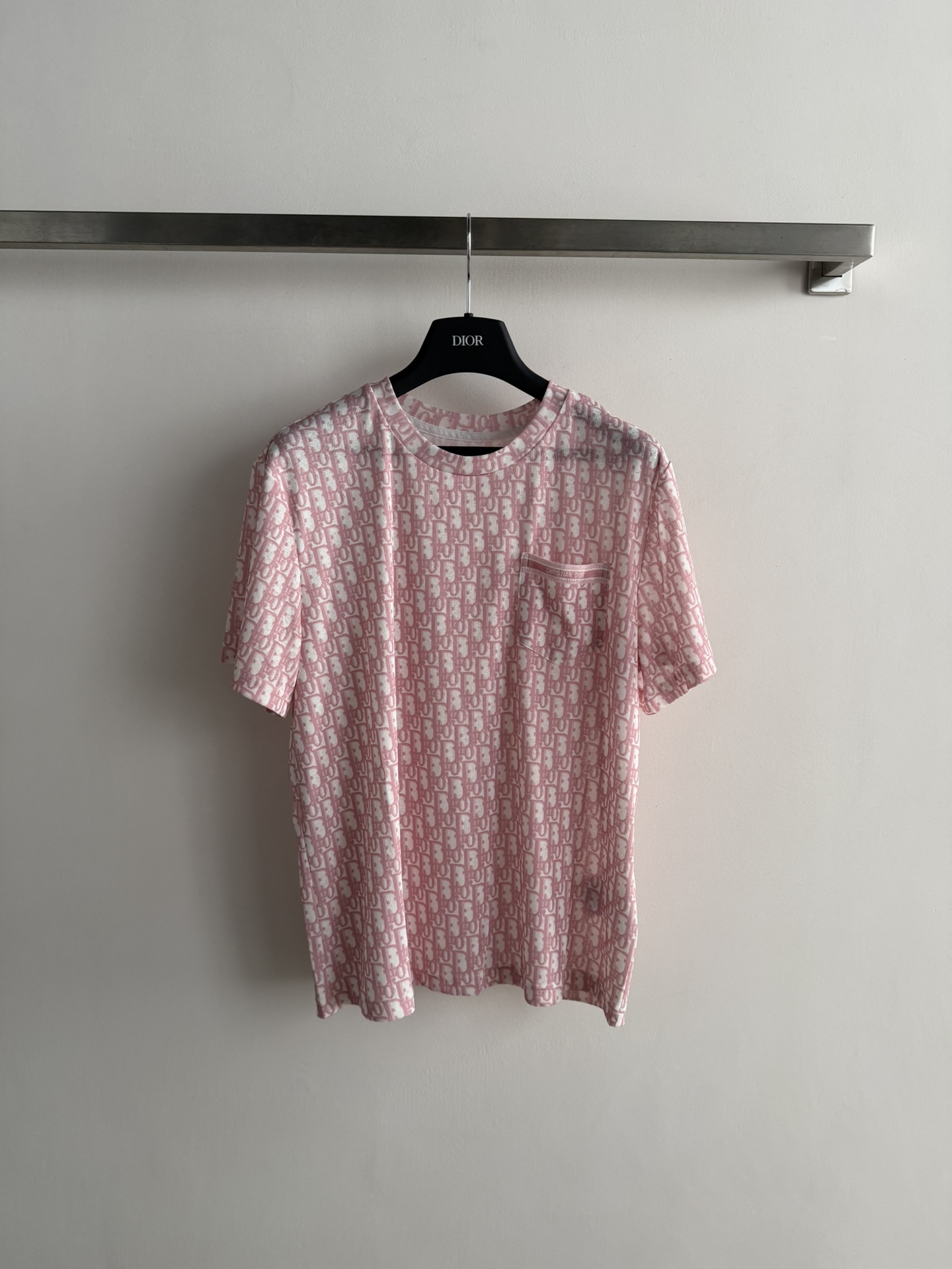 NO:758650,Dio*26SS new printed short-sleeved T-shirt, light and soft fabric, super comfortable to wear!  The classic 'Dio' letter print is highly recognizable. The small chest pocket design is practical and fashionable, and can be easily used for daily leisure or light sports. The tailoring fits the body shape, is simple and elegant, and looks great with jeans or casual pants, making it easy to wear with a high-end feel!  SML,,dior,jeans,T-shirt,tees,t-shirt,19860909Dio*26SS新款印花短袖T恤,轻盈柔软面料,穿着超舒适！经典“Dio”字母印花,辨识度满分.胸前小口袋设计,实用又时髦,日常休闲或轻运动都能轻松驾驭.剪裁贴合身形,简约大方,搭配牛仔裤或休闲裤都很出彩,轻松gt高级感穿搭！SML,,dior,jeans,T-shirt,tees，t-shirt,,Women's clothing