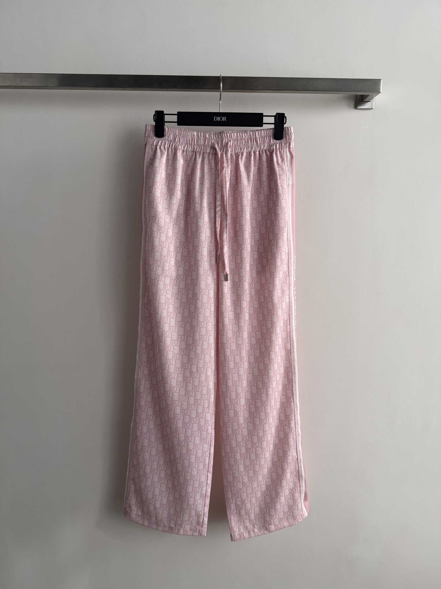 NO:758612,Dio*26SS new presbyopic sweatpants, classic presbyopic pattern, high brand recognition!  Loose wide-leg design, elastic waist is super comfortable, suitable for daily or sports use. Stripes on both sides, full of layering, light and breathable fabric, perfect for spring and summer. Pair it with a simple top or sneakers, you can easily get a fashionable and casual style!  SML,,dior,sneakers,19860909Dio*26SS新款老花运动裤,经典老花图案,品牌辨识度超高！宽松阔腿设计,松紧腰超舒适,日常或运动都○K.两侧条纹点缀,层次感满满,轻薄透气面料,春夏穿超合适卷.搭配简约上衣或运动鞋,轻松get时髦休闲风！SML,,dior,sneakers,,Women's clothing