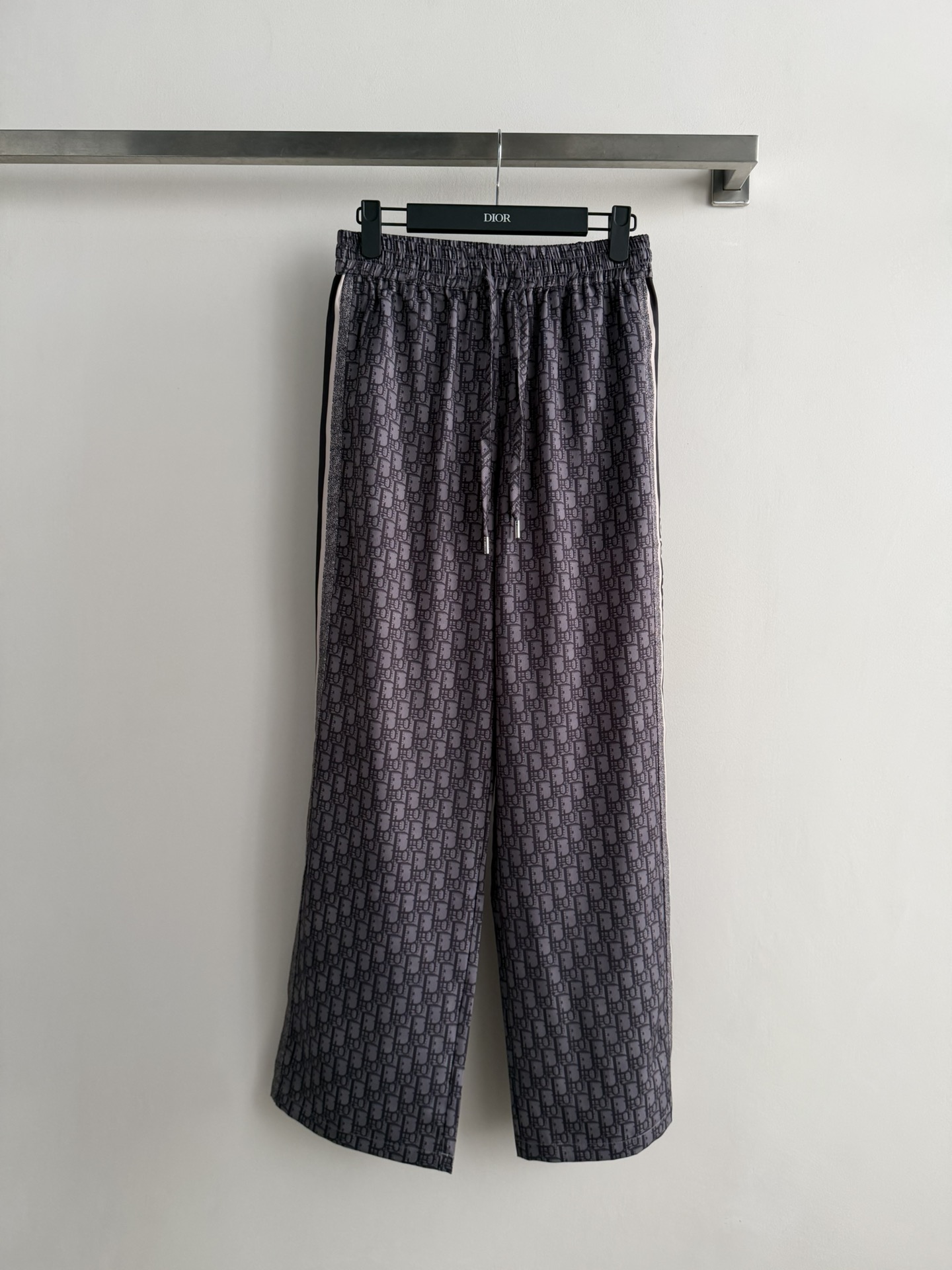 NO:755200,Dio*26SS new presbyopic sweatpants, classic presbyopic pattern, high brand recognition!  Loose wide-leg design, elastic waist is super comfortable, suitable for daily or sports use. Stripes on both sides, full of layering, light and breathable fabric, perfect for spring and summer. Pair it with a simple top or sneakers, you can easily get a fashionable and casual style!  SML,Dior-clothing,dior,dior,loro piana,sneakers,19860909Dio*26SS新款老花运动裤,经典老花图案,品牌辨识度超高！宽松阔腿设计,松紧腰超舒适,日常或运动都○K.两侧条纹点缀,层次感满满,轻薄透气面料,春夏穿超合适卷.搭配简约上衣或运动鞋,轻松get时髦休闲风！SML,迪奥-服装,dior,dior,loro piana,sneakers,,Women's clothing