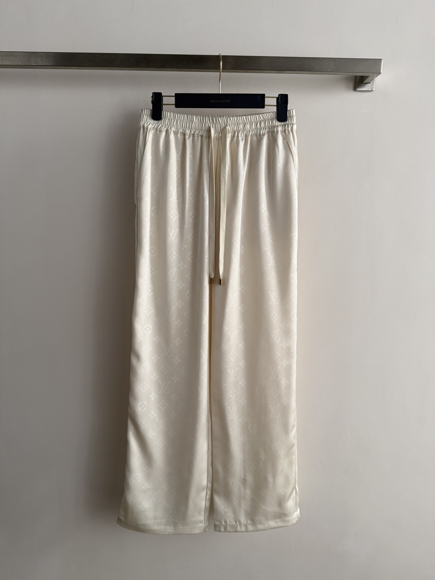 NO:758590,Louis Vuitto*26SS new drawstring straight trousers, easy to wear and easy to wear, the old jacquard pattern highlights the unique brand tone of Louis Vuitto, and the straight version is easy to control!  Fashionable and elegant, every detail reveals a sense of high-end!  Easily wear a noble temperament, turning you into a golden lady in seconds!  SML,,louis vuitton,louis vuitton,19860909Louis Vuitto*26SS新款 抽绳直筒长裤,垂顺好穿,老提花图案 彰显出Lv家独特的品牌调性,直筒版型轻松驾驭！时髦大气,每一处细节都透露出高级感！轻松穿出高贵气质,让你秒变干金名媛！SML,,louis vuitton,louis vuitton,,Women's clothing