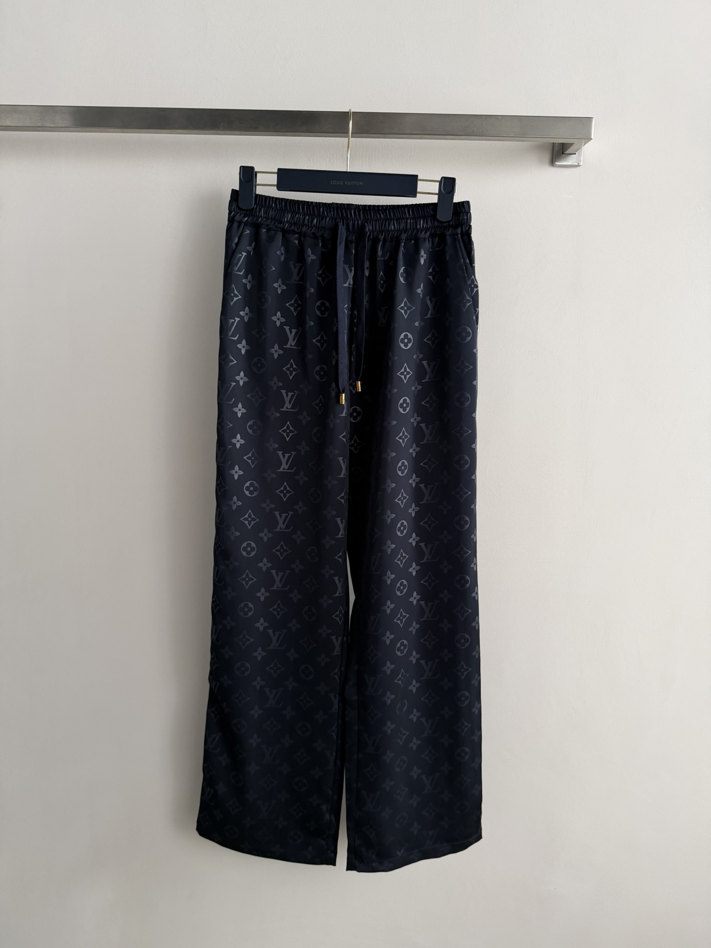 NO:755197,Louis Vuitto*26SS new drawstring straight trousers, easy to wear and easy to wear, the old jacquard pattern highlights the unique brand tone of Louis Vuitto, and the straight version is easy to control!  Fashionable and elegant, every detail reveals a sense of high-end!  Easily wear a noble temperament, turning you into a golden lady in seconds!  SML,Louis Vuitton-clothing,louis vuitton,louis vuitton,louis vuitton,loro piana,19860909Louis Vuitto*26SS新款 抽绳直筒长裤,垂顺好穿,老提花图案 彰显出Lv家独特的品牌调性,直筒版型轻松驾驭！时髦大气,每一处细节都透露出高级感！轻松穿出高贵气质,让你秒变干金名媛！SML,路易威登-服装,louis vuitton,louis vuitton,louis vuitton,loro piana,,Women's clothing