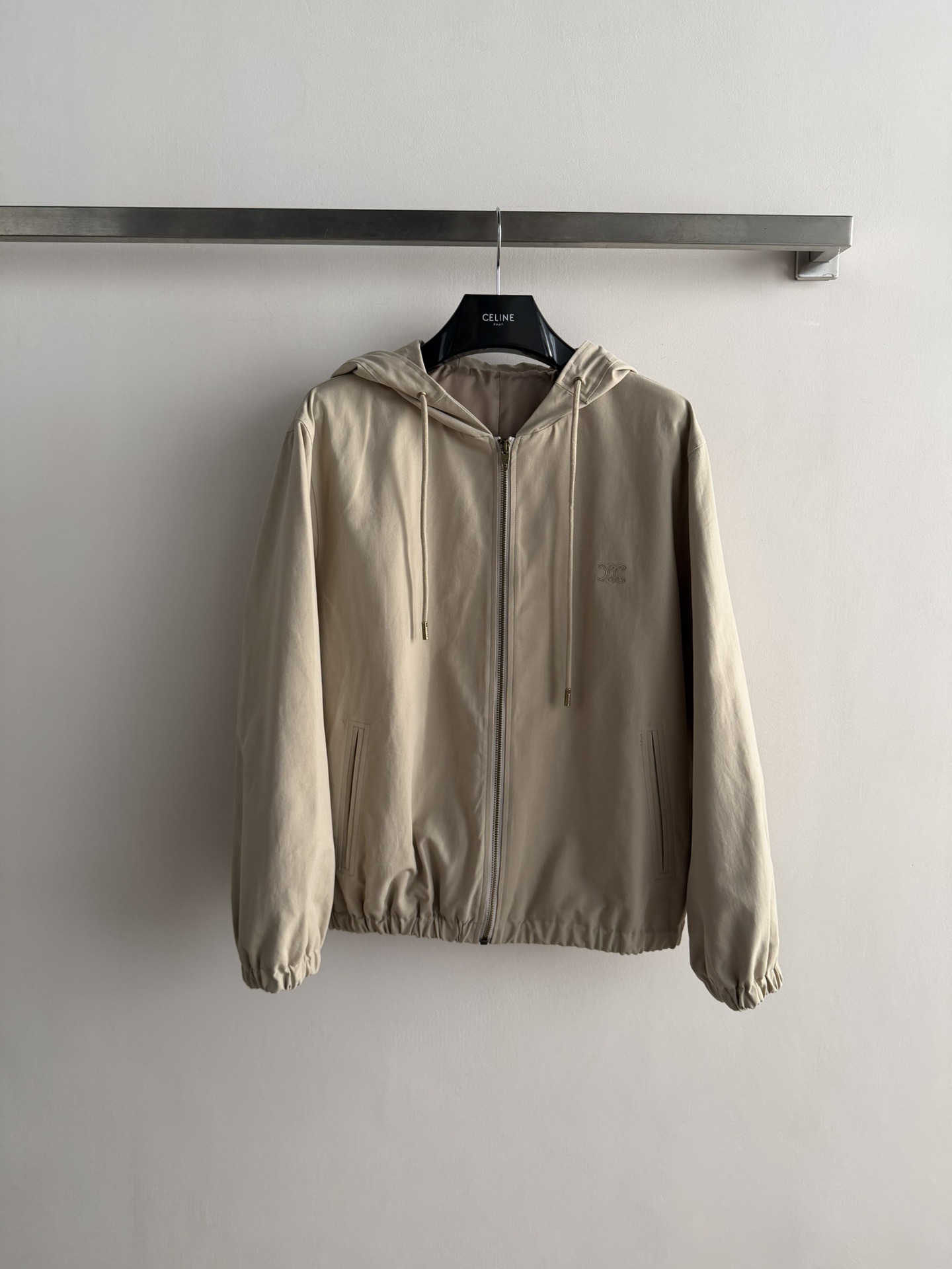 NO:758668,CELIN*26SS new khaki hooded windbreaker, light and thin fabric, perfect for spring and summer!  The short silhouette + elastic waist design makes you look taller and slimmer, and is friendly to small people~ The hooded drawstring is practical and fashionable, the zipper opening and closing is super convenient, and the pockets on both sides can store daily items without stress. The khaki color is versatile and not picky, and can be easily used for commuting and outdoor use. Pair it with jeans or wide-leg pants for a simple and high-end look!  SML,,celine,jeans,hats,19860909CELIN*26SS新款卡其色连帽风衣,轻薄面料超适合春夏！短款廓形+松紧腰设计,显高显瘦,小个子友好~连帽抽绳实用又时髦,拉链开合超方便,两侧口袋日常收纳无压力品.卡其色百搭不挑人,通勤、户外都能轻松驾驭,搭配牛仔裤或阔腿裤,简约高级感拿捏住啦！SML,,celine,jeans,hats,,Women's clothing