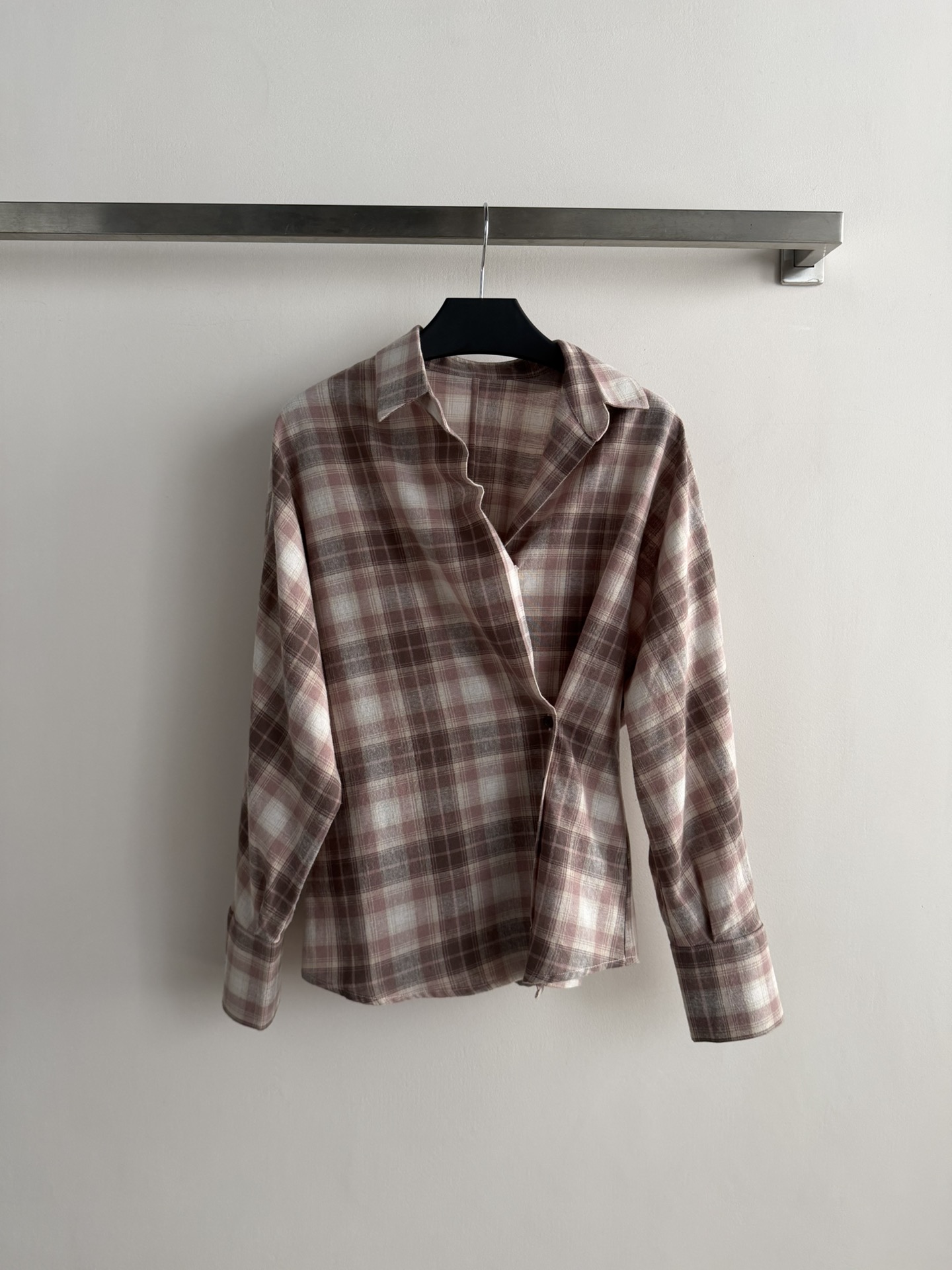 NO:758617,INTOTHEEAS*26SS series coffee pink plaid shirt, made of imported yarn-dyed plaid cotton, soft and skin-friendly, light pink and light brown intertwined, retro and gentle +. Off-set button design + atmospheric V-neck, modifying the face shape, perfect placket details. Fitted version, smooth lines, natural shoulder line, suitable for various body types. It is OK for daily commuting, leisure or layering. Paired with white wide-leg pants or skirts, you can easily get a lazy fashion sense. SML,,skirts,shirts,19860909INTOTHEEAS*26SS系列咖粉格纹衬衫,采用进口色织格纹棉,柔软亲肤,浅粉与浅棕交织复古又温柔+.偏扣设计+大气V领,修饰脸型,门襟对格工艺细节满分.版型合身,线条流畅,肩线自然,适合多种身材.日常通勤、休闲或叠穿都很OK,搭配白色阔腿裤或半裙,轻松get慵懒时尚感.SML,,skirts,shirts,,Women's clothing