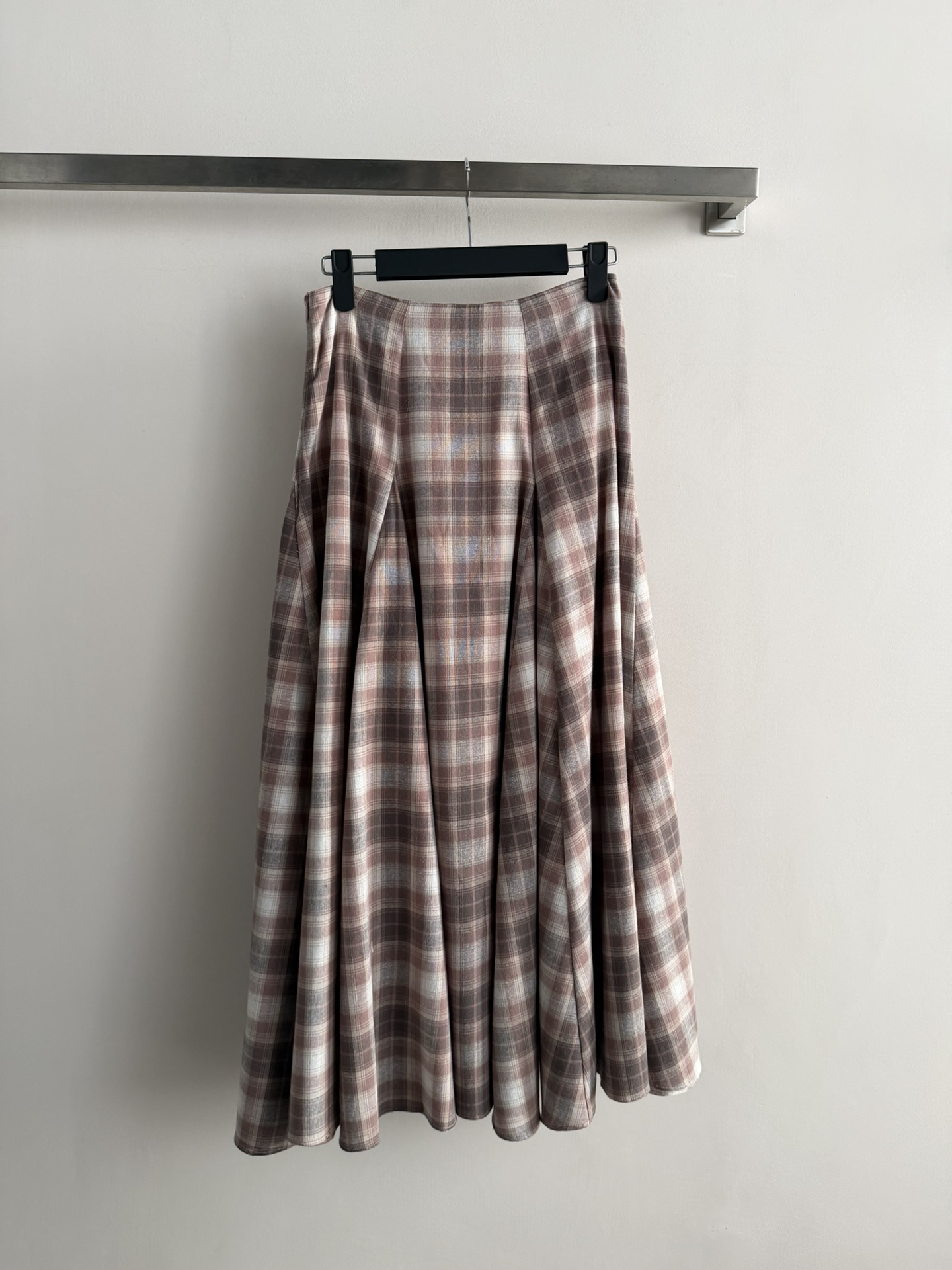 NO:758630,INTOTHEEAS*26SS series coffee pink plaid skirt, made of imported yarn-dyed plaid cotton, soft and skin-friendly, super breathable, super comfortable to wear in spring and summer!  The high-waisted A-line design with large hemline modifies the waistline and elongates the body proportions. The retro coffee-pink plaid pattern is very atmospheric. It is perfect for daily commuting, vacationing, and taking photos. Paired with the same series of short-sleeved tops to enhance the overall look, it is suitable for a variety of body types ~ SML, skirts, T-shirts,19860909INTOTHEEAS*26SS系列咖粉格纹半身裙,采用进口色织格纹棉,柔软亲肤,透气性超棒,春夏穿超舒服！高腰A字大摆设计,修饰腰线,拉长身材比例,复古咖粉格纹超有氛围感计.日常通 勤、度假、拍照都很出片,搭配同系列短袖上衣更显整体感,适合多种身材～SML,,skirts,T-shirt,,Women's clothing