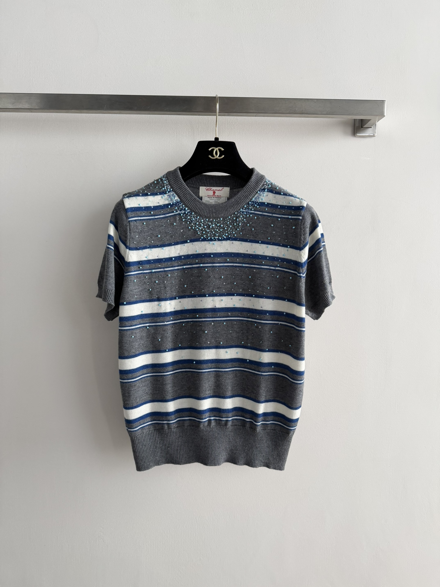 NO:755184,CHANE*26SS mid-century style striped knitted short-sleeves, made of soft knitted fabric, comfortable and breathable, perfect for daily outings!  Decorated with small beads, the design is retro and interesting. The loose fit accommodates a variety of body shapes. It goes well with jeans or casual pants. It is easy to get the Korean-style relaxed feeling ~ perfect details!  Two-color SML, Chanel-clothing,chanel,chanel,loro piana,jeans,T-shirt,19860909CHANE*26SS中古风条纹针织短袖,采用柔软针织面料,穿着舒适透气,日常出街超合适！点缀小珠珠,复古又有趣计.宽松版型,包容多种身材,随便搭牛仔裤或休闲裤都很OK,轻松get韩系松弛感~细节满分！两色SML,香奈儿-服装,chanel,chanel,loro piana,jeans,T-shirt,,Women's clothing