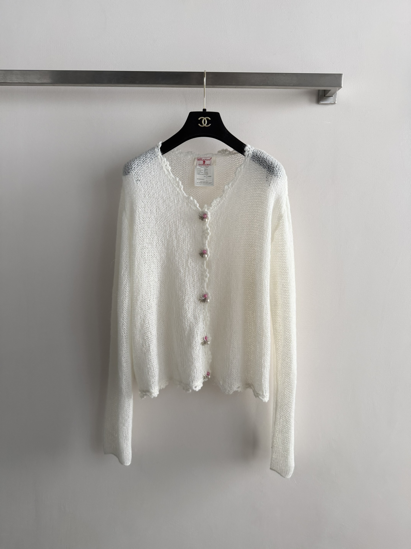 NO:755188,CHANE*26SS mid-century style new French V-neck knitted cardigan, soft knitted fabric, lace + beaded buttons, ultra-fine needlework details. The V-neck modifies the face shape, and the lace hem adds a sense of agility. It can be easily worn by fat or petite people ~ Suitable for air-conditioned rooms and commuting in early spring, paired with jeans or skirts, perfect for a gentle atmosphere!  Comfortable and versatile, sisters, close your eyes and enter!  SML,Chanel-clothing,chanel,chanel,loro piana,skirts,jeans,19860909CHANE*26SS中古风新款法式V领针织开衫, 柔软针织面料,蕾丝花边+钉珠纽扣,细节超精致针.V领修饰脸型,蕾丝下摆增添灵动感,微胖或小个子都能轻松驾驭~早春 空调房、通勤都适合,搭配牛仔裤或半裙,温柔氛围感满分！舒适又百搭,姐妹们闭眼入！SML,香奈儿-服装,chanel,chanel,loro piana,skirts,jeans,,Women's clothing