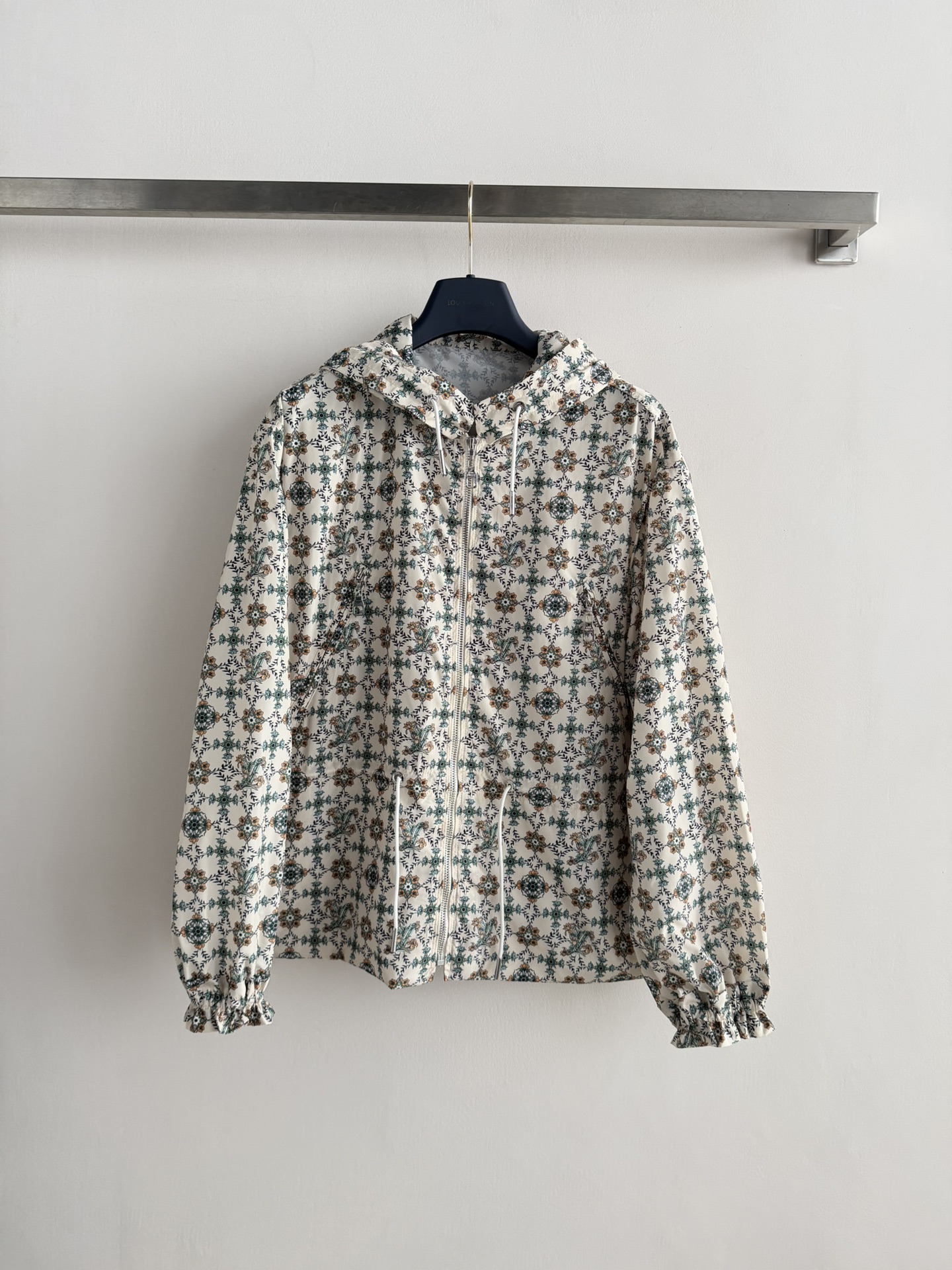 NO:755176,Louis Vuitto*2026 early spring series retro printed hooded jacket, using retro printed design, light-colored base fabric with geometric patterns, literary and retro, perfect for autumn and winter wear!  Hooded + zipper design, easy to put on and take off, elastic cuffs and hem, warm and fit, light and comfortable material, can be easily used for daily commuting or leisure, match with jeans or casual pants, casual and stylish!  SML,Louis Vuitton-clothing,louis vuitton,louis vuitton,loro piana,jeans,jackets & coats,hats,19860909Louis Vuitto*2026早春系列复古印花连帽外套,采用复古印花设计,浅色底布配几何花纹,文艺又复古,超适合秋冬穿搭！连帽+拉链设计,穿脱方便,袖口和下摆松紧收口,保暖又贴合,材质轻便舒适,日常通勤或休闲都能轻松驾驭,搭配牛仔裤或休闲裤,随性又有型！SML,路易威登-服装,louis vuitton,louis vuitton,loro piana,jeans,jackets & coats,hats,,Women's clothing