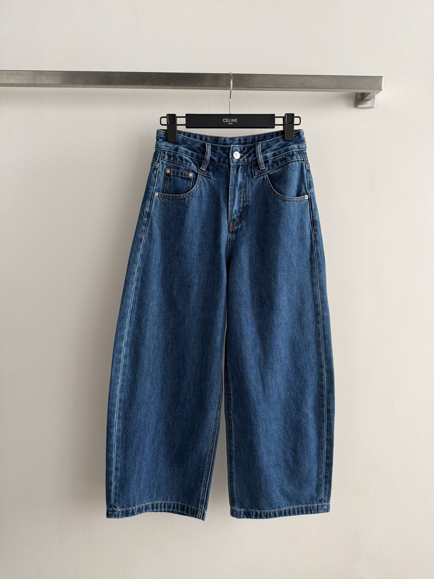 NO:760107,CELIN*26SS new high-waisted straight-leg washed jeans, classic blue washed fabric, soft and drapey, super comfortable to wear!  The high-waisted design modifies the waistline, the straight version is loose and versatile, and the pear-shaped figure is friendly, covering the crotch and showing the length of the legs. The cropped pants are long and expose the ankles, and they are OK with sports shoes or short boots. They can be easily worn for commuting and leisure ~ Korean simple style, practical and fashionable, it is a must-have item in the wardrobe!  SML,,celine,boots,sneakers,jeans,19860909CELIN*26SS新款高腰直筒水洗牛仔裤,经典蓝色水洗面料,柔软有垂感,穿着超舒适！高腰设计修饰腰线,直筒版型宽松又百搭,梨形身材友好,遮胯显腿长.九分裤长露脚踝,搭配运动鞋或短靴都很OK,通勤休闲都能轻松驾驭～韩系简约风,实用又时髦,是衣橱必备单品！SML,,celine,boots,sneakers,jeans,,Women's clothing