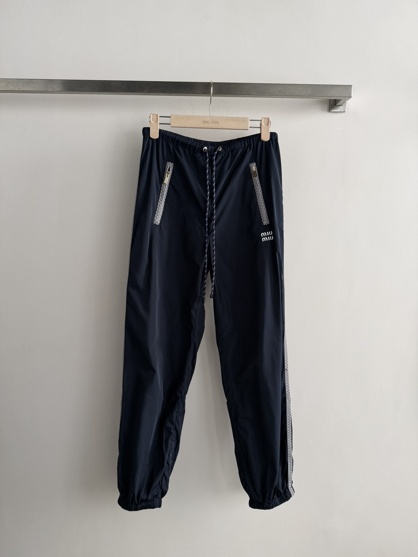 NO:760168,Miu Mi*26 new early spring sports trousers, light and breathable fabric, super comfortable to wear in spring and summer!  The zipper pocket is practical and has a sense of design. The woven drawstring is full of details, and the trousers are elasticated and cuffed for free movement. The overall style is casual and sporty, which can be easily controlled in daily street, sports and leisure occasions. It is comfortable and fashionable. It is a must-have item for trendy wear!  Two-color SML,,miumiu,19860909Miu Mi*26早春新款运动长裤,轻薄透气面料,春夏穿超舒服！拉链口袋,实用又有设计感.编织抽绳,细节满分,裤脚松紧收口,活动自如.整体风格休闲运动,日常出街、运动、休闲场合都能轻松驾驭,舒适又时髦,是潮流穿搭必备单品！两色SML,,miumiu,,Women's clothing