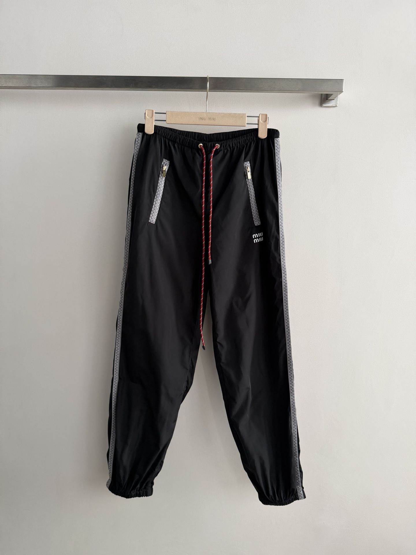 NO:760152,Miu Mi*26 new early spring sports trousers, light and breathable fabric, super comfortable to wear in spring and summer!  The zipper pocket is practical and has a sense of design. The woven drawstring is full of details, and the trousers are elasticated and cuffed for free movement. The overall style is casual and sporty, which can be easily controlled in daily street, sports and leisure occasions. It is comfortable and fashionable. It is a must-have item for trendy wear!  Two-color SML,,miumiu,19860909Miu Mi*26早春新款运动长裤,轻薄透气面料,春夏穿超舒服！拉链口袋,实用又有设计感.编织抽绳,细节满分,裤脚松紧收口,活动自如.整体风格休闲运动,日常出街、运动、休闲场合都能轻松驾驭,舒适又时髦,是潮流穿搭必备单品！两色SML,,miumiu,,Women's clothing