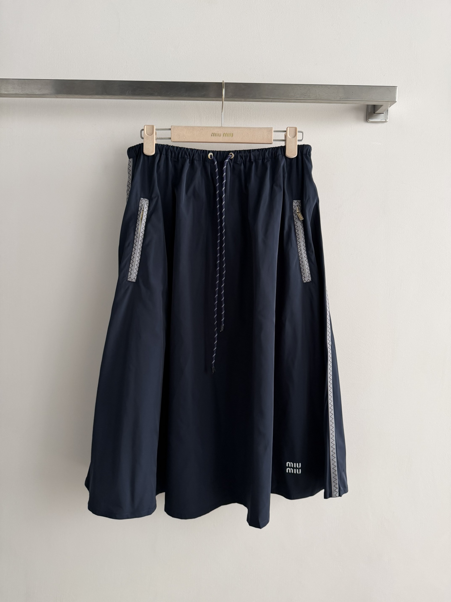 NO:760144,MIUMI*26SS new elastic waist skirt, the fabric is stylish and comfortable to the touch, and the drape is straight up. The A-line swing brings lots of wind when walking, and the lazy atmosphere is directly welded to the body!  The waist drawstring design of the drawstring safety machine is amazing!  The contrasting color embellishments are super eye-catching, and the tightness can be adjusted freely. The zippered pockets on both sides are super practical and convenient for storing mobile phone keys. It is beautiful and practical at the same time!  The length of the skirt reaches the calf, and it flutters when you walk, which is very atmospheric!  It looks great paired with a sweater or shirt!  Two-color SML,,miumiu,skirts,shirts,19860909MIUMI*26SS新款松紧腰半裙,面料有型摸起来舒服垂坠感直接拉满,A字大摆走路带风多,慵懒氛围感直接焊在身上！抽绳小心机腰部抽绳设计太绝了！撞色点缀超吸睛为,还能自由调节松紧,胖瘦腰围都能完美适配两侧拉链口袋超实用放手机钥匙超方便,美观与实用并存！裙摆长度到小腿,走路时裙摆飘动超有氛围感界！搭配针织衫或衬衫都超百搭好看的！两色SML,,miumiu,skirts,shirts,,Women's clothing