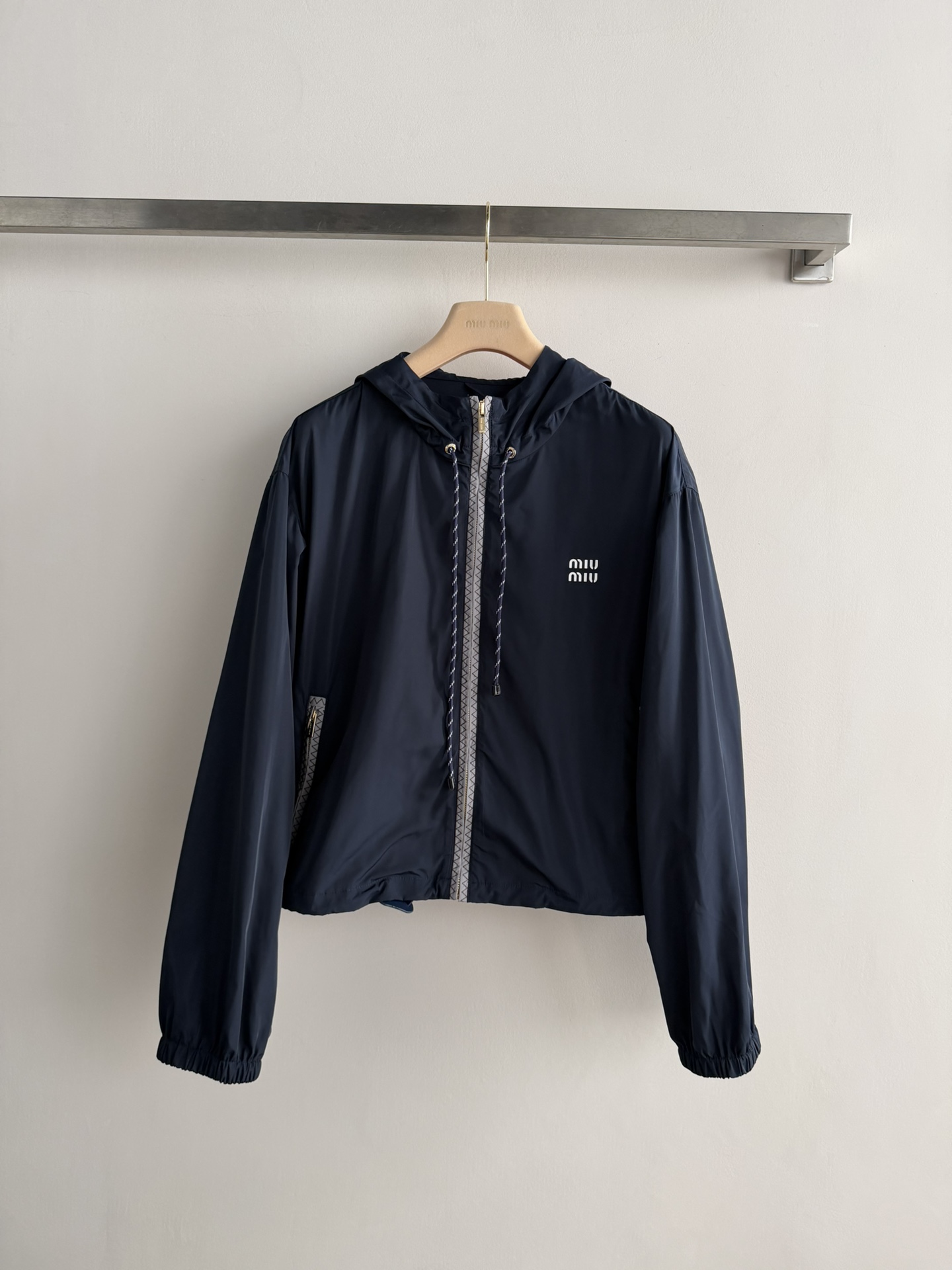 NO:760129,MiuMi*26SS new drawstring hooded jacket is made of nylon fabric that is windproof and waterproof, perfect for spring and autumn! The short cut shows good proportions! Retro and fashionable, the hooded design is practical and casual. The logo embellishment on the chest adds a signature element. It can be paired with drawstring shorts to add a fashionable attitude and create a very smart retro college style outfit! Full marks for eye-catching when walking on the street! It’s nice to mix and match at will.SML-,,miumiu,shorts,hats,19860909MiuMi*26SS新款抽绳连帽冲锋衣采用尼龙面料防风防水,春秋穿超合适！短款剪裁显比例好！复古又时髦,连帽设计实用又随性胸口徽标点缀,平添标志性元素,可搭配下装抽绳短裤,平添时髦态度,塑造极具辦识度的复古学院风穿搭！走在街上吸睛度满分！随意搭配就很niceSML-,,miumiu,shorts,hats,,Women's clothing