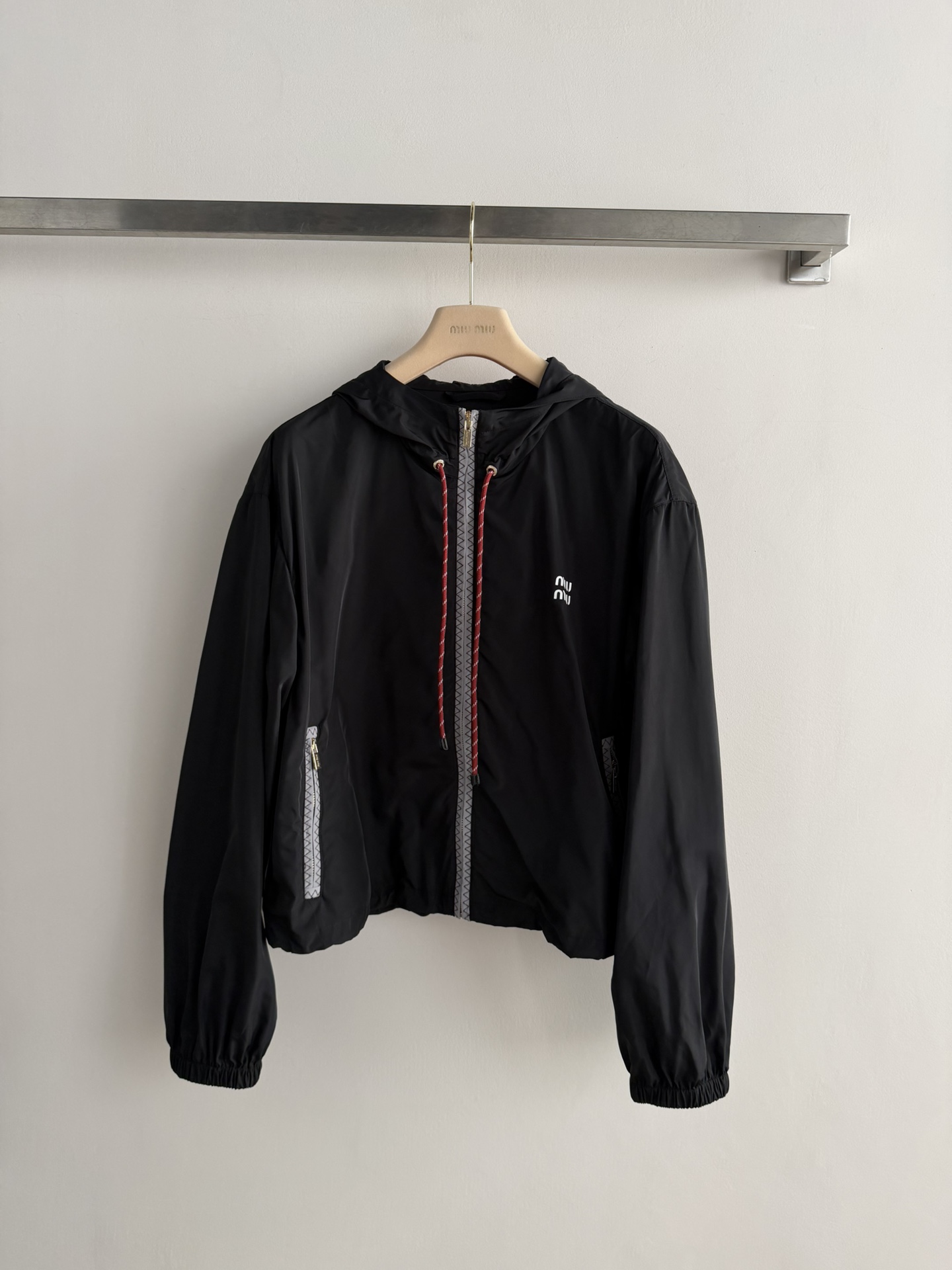 NO:760115,MiuMi*26SS new drawstring hooded jacket is made of nylon fabric that is windproof and waterproof, perfect for spring and autumn! The short cut shows good proportions! Retro and fashionable, the hooded design is practical and casual. The logo embellishment on the chest adds a signature element. It can be paired with drawstring shorts to add a fashionable attitude and create a very smart retro college style outfit! Full marks for eye-catching when walking on the street! It’s nice to mix and match at will.SML-,,miumiu,shorts,hats,19860909MiuMi*26SS新款抽绳连帽冲锋衣采用尼龙面料防风防水,春秋穿超合适！短款剪裁显比例好！复古又时髦,连帽设计实用又随性胸口徽标点缀,平添标志性元素,可搭配下装抽绳短裤,平添时髦态度,塑造极具辦识度的复古学院风穿搭！走在街上吸睛度满分！随意搭配就很niceSML-,,miumiu,shorts,hats,,Women's clothing