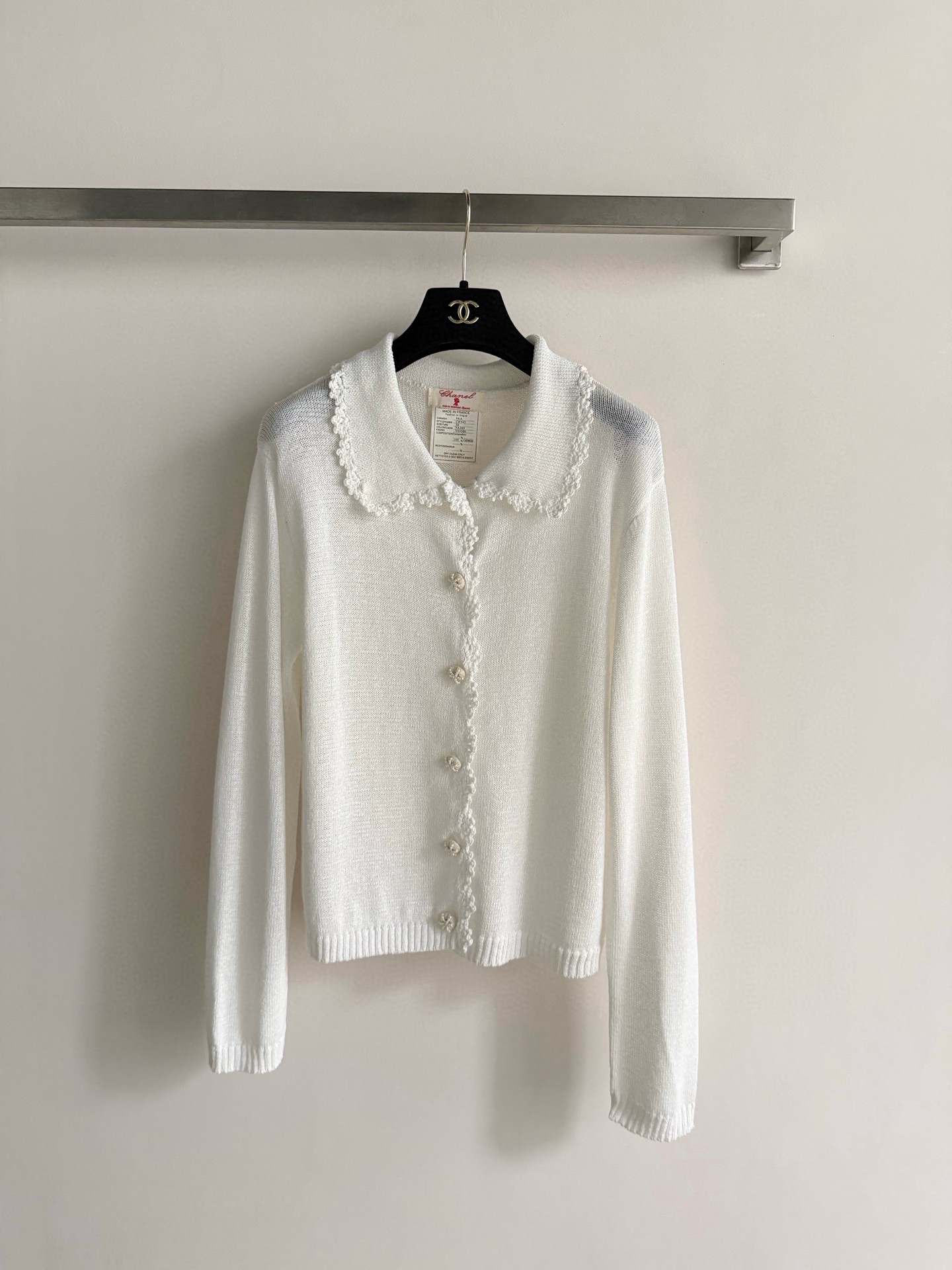 NO:761577,CHANE's latest new doll collar knitted cardigan, made of soft knitted fabric, with exquisite crochet patterns on the placket and neckline, retro and sweet. The doll collar design is designed to reduce age, and it is embellished with pearl buttons, and the details are perfect!  The loose fit makes it great to wear alone or layered with in autumn and winter. It looks super soft and preppy when paired with skirts and jeans. It can be easily used for commuting, dating, and daily life. It is practical and versatile!  Two-color SML,,chanel,skirts,jeans,19860909CHANE*新款娃娃领针织开衫,柔软针织面料,门襟和领口有精致钩花,复古又甜美.娃娃领设计减龄,珍珠纽扣点缀,细节满分！版型宽松,秋冬单穿或内搭都很OK,搭配半裙、牛仔裤都超温柔学院风～通勤、约会、日常都能轻松驾驭,实用又百搭！两色SML,,chanel,skirts,jeans,,Women's clothing