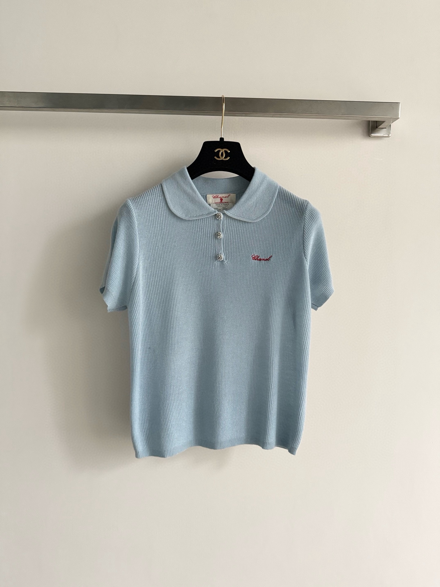 NO:761571,CHANE* This embroidered baby doll collar sweater is made of soft and skin-friendly fabric, making it super comfortable to wear in spring and summer!  Baby doll collar + three-button design, full of college style, reducing age and showing temperament. The red embroidered letters on the chest are very detailed, and the short sleeves on the shoulders modify the shoulder lines. It can be worn for commuting and leisure. It is gentle and versatile, and looks fresh with jeans or skirts. The Korean style is easy to get comfortable and fashionable. SML, chanel, skirts, jeans, T-shirts are a must-have for daily wear.19860909CHANE*这款刺绣娃娃领针织衫,柔软亲肤面料,春夏穿超舒服！娃娃领+三颗纽扣设计,学院风满满,减龄又显气质.胸前红色刺绣字母超有细节感,正肩短袖修饰肩部线条,通勤休闲都能穿.温柔百搭,配牛仔裤或半裙都很清新,韩系风格轻松get舒适又时髦,日常穿搭必备SML,,chanel,skirts,jeans,T-shirt,,Women's clothing