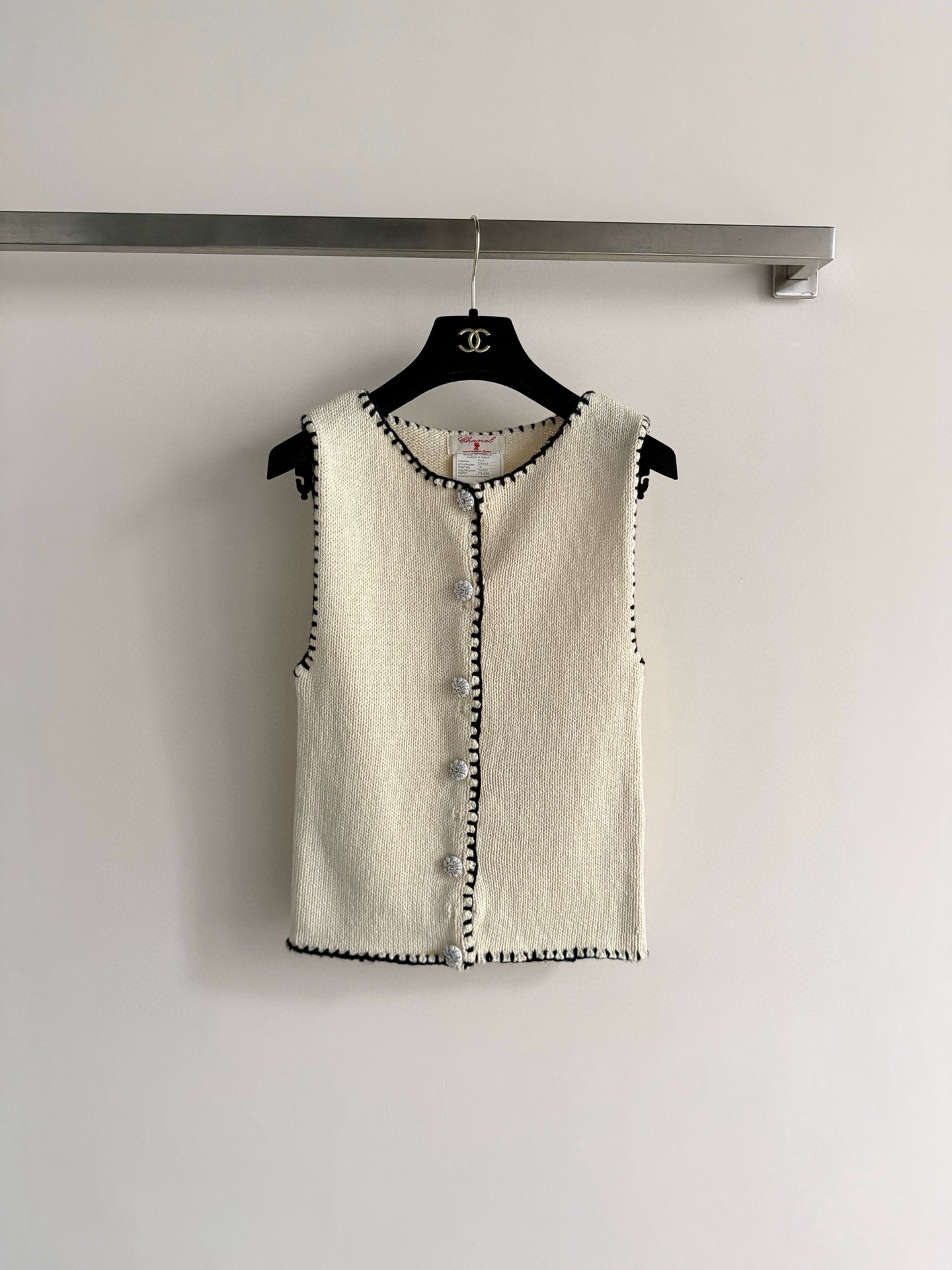 NO:761567,CHANE*'s new knitted vest has a simple and elegant retro style. It has a round neck sleeveless design, exquisite beaded buttons on the front, and exquisite details. It is great for layering or wearing alone. The fabric is soft and comfortable, and it is very suitable for spring and autumn. Paired with a T-shirt and high-waisted pants, you can easily create an artistic commute or retro modern style. It has both temperament and practicality. It is a versatile wardrobe artifact!  SML,,chanel,tees,t-shirt,19860909CHANE*新款针织马甲,简约优雅复古风满分.圆领无袖设计,正面精致钉珠纽扣,细节精致,叠穿或单穿都很出彩.面料柔软舒适,春秋季节穿搭超合适.搭配T恤,和高腰裤,轻松打造文艺通勤或复古摩登风,气质与实用性兼具,是衣橱百搭神器！SML,,chanel,tees，t-shirt,,Women's clothing