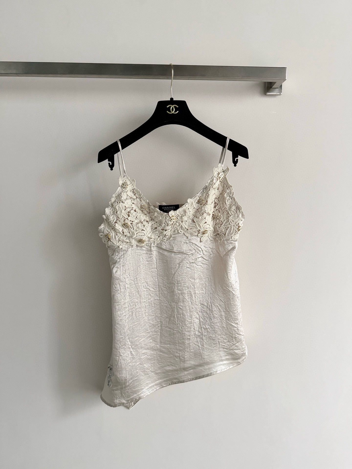 NO:761562,CHANE* This lace camisole is made of acetate fabric that is smooth and shiny to the touch, light and breathable, and perfect for spring and summer wear. The exquisite embroidery on the neckline and shoulder straps + the exquisite double C embellishment, full of details, elegant and high-end!  There is a classic sequined double C logo on the hem, giving it a full sense of brand. It can be easily worn during vacations and parties, and it looks great with skirts. It is a sexy must-have item in your wardrobe!  SML,,chanel,skirts,19860909CHANE*这款蕾丝吊带背心,醋酸面料触感柔滑有光泽,轻盈透气超适合春夏穿搭.领口和肩带的精致刺绣+双C精致点缀,细节满分,优雅又高级！下摆有经典亮片双C标志,品牌感拉满.度假,派对都能轻松驾驭,搭配裙装都很出彩,是衣橱性感必备单品！SML,,chanel,skirts,,Women's clothing