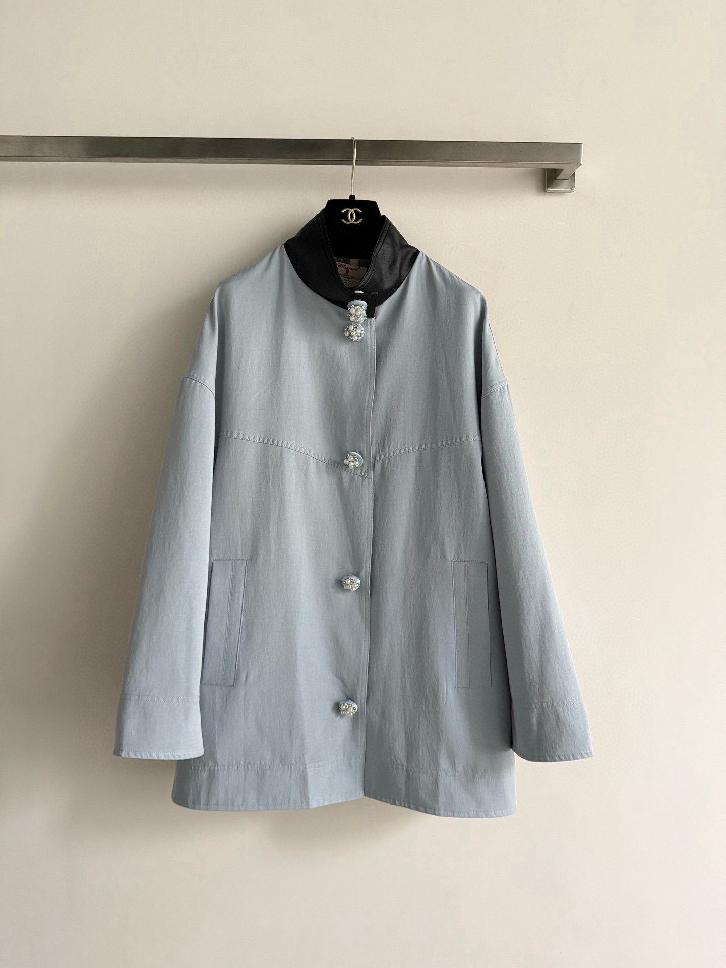NO:761581,CHANE* This mid-century style light blue windbreaker is made of light cotton fabric and is super comfortable to wear in spring and autumn. The black leather stand-up collar design is full of layers, and the heavy beaded button decoration has a Chinese charm. It is loosely tailored and tolerant, and is suitable for daily commuting or leisure. The symmetrical pockets on both sides are practical and beautiful. The light blue color is fresh and elegant. It goes well with dark trousers or jeans, and it is easy to create a simple and high-end style!  SML,,chanel,jeans,19860909CHANE*这款中古风浅蓝色风衣,采用轻薄棉质面料,春秋季节穿着超舒适.黑色皮质立领设计,层次感满满,重工钉珠纽扣装饰超有中式韵味.宽松剪裁,包容性强,日常通勤或休闲都很适合.两侧对称口袋,实用又美观,浅蓝色调清新优雅,搭配深色裤装或牛仔裤都很出彩,轻松打造简约高级感穿搭风格！SML,,chanel,jeans,,Women's clothing