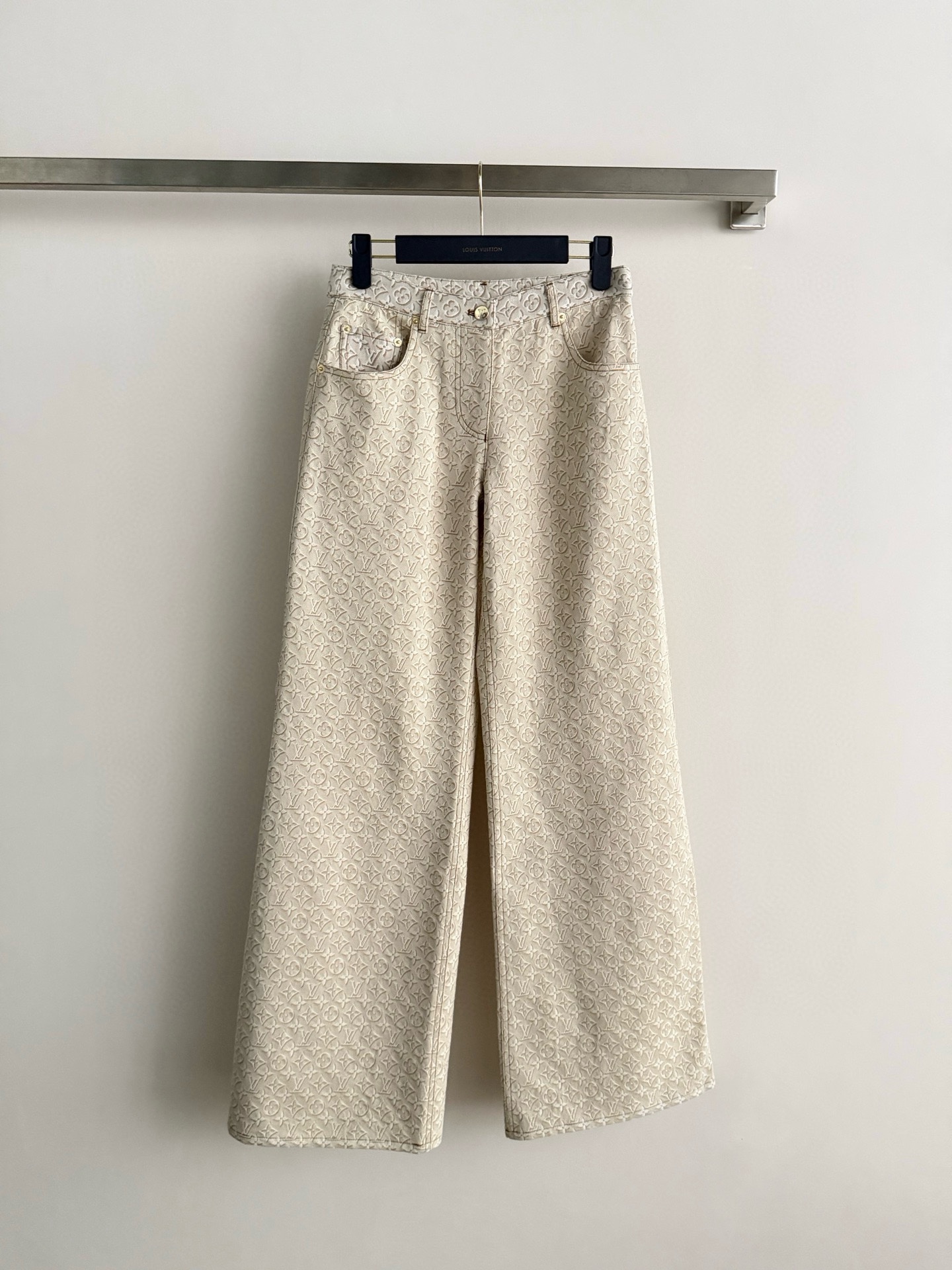 NO:761557,LouisVuitto*'s beige jacquard wide-leg pants are designed with a high waist and a loose straight fit. They have a great drape, modify the shape of your legs and make your legs look longer!  The jacquard craftsmanship makes the trousers full of details, and the beige color is gentle and versatile, making them very suitable for wear. They can be easily worn for commuting and leisure. Pair them with sweaters, coats or sweaters with short sleeves or shirts, and you can easily get a lazy and high-end atmosphere. It is a must-have and practical item in your wardrobe!  ＳＭＬ,,louis vuitton,sweaters,shirts,T-shirt,19860909LouisVuitto*这款米色提花阔腿裤 ,采用高腰设计,宽松直筒版型,垂感超赞,修饰腿型又显腿长！提花工艺让裤子细节满满,米色调温柔百搭,穿搭超合适.通勤休闲都能轻松驾驭.搭配毛衣、大衣或针织衫短袖或衬衫,轻松get慵懒高级氛围感,是衣橱必备实用单品！ＳＭＬ,,louis vuitton,sweaters,shirts,T-shirt,,Women's clothing