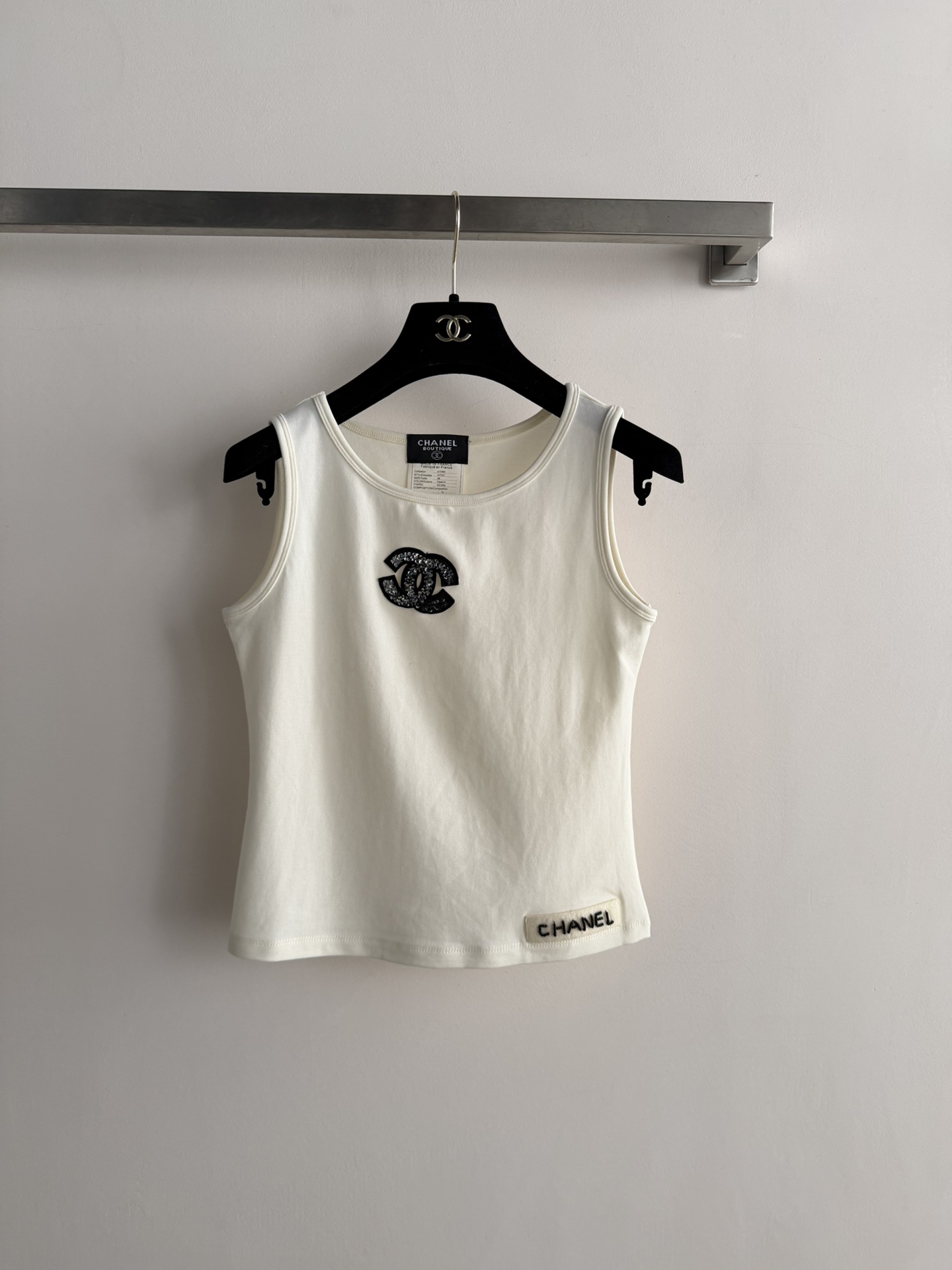 NO:762471,CHANE's latest sleeveless vest is made of soft cotton fabric and is super comfortable to wear in summer!  Classic double C sequin embroidery on the chest + brand woven label on the bottom, perfect for recognition. The cut is simple and slim, versatile to wear alone or inside, easy to match with jeans and skirts, casual and fashionable ~ can be easily used for daily outings and vacations, two-color SML, chanel, skirts, jeans,19860909CHANE*新款无袖背心,采用柔软棉质面料,夏天穿超舒服！胸前经典双C亮片刺绣+底部品牌织标,辨识度满分.剪裁简约修身,单穿或内搭都很百搭,轻松搭配牛仔裤、半裙,休闲又时髦～日常出街、度假都能轻松驾驭,两色SML,,chanel,skirts,jeans,,Women's clothing