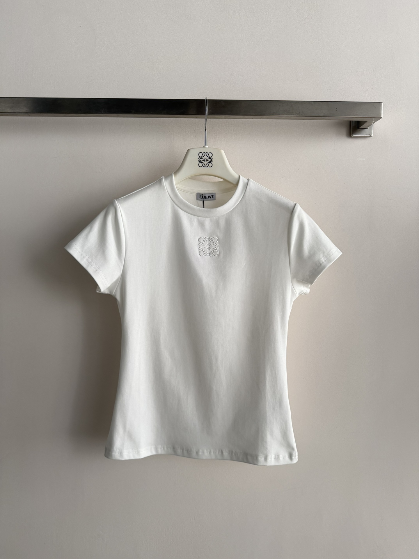 NO:762468,Loew* embroidered short-sleeved T-shirt, made of high-quality cotton, soft and skin-friendly, super comfortable to wear in summer!  The brand embroidery on the chest is very recognizable, simple and high-end. The shoulder cut + round neck design modifies the shoulder line, which is versatile and not picky. It is OK whether worn alone or as an inner layer~ It can be easily controlled for daily commuting and leisure, comfortable and textured. It is a basic wardrobe essential. Two-color SML, loewe, T-shirt, tees, t-shirt,19860909Loew*刺绣短袖T恤,采用高品质棉料,柔软亲肤,夏天穿超舒服！胸前品牌刺绣超有辨识度,简约又高级.正肩剪裁+圆领设计,修饰肩部线条,百搭不挑人,无论单穿还是内搭都很OK～日常通勤、休闲都能轻松驾驭,舒适又有质感,是衣橱必备基础款两色SML,,loewe,T-shirt,tees，t-shirt,,Women's clothing