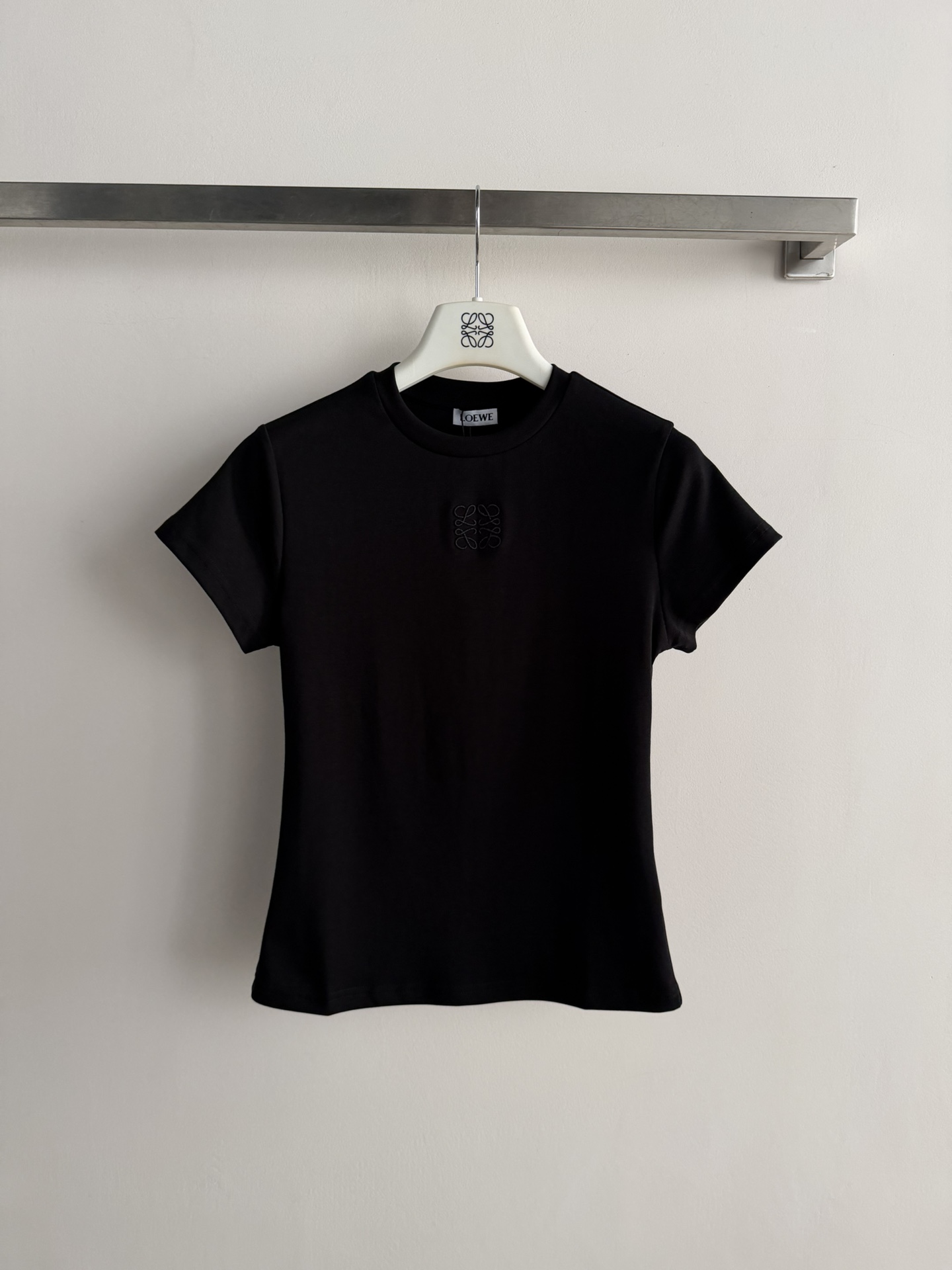NO:826299,Loew* embroidered short-sleeved T-shirt, made of high-quality cotton, soft and skin-friendly, super comfortable to wear in summer!  The brand embroidery on the chest is very recognizable, simple and advanced. The shoulder cut + round neck design modifies the shoulder line, which is versatile and not picky. It is OK whether worn alone or as an inner layer~ It can be easily controlled for daily commuting and leisure. It is comfortable and textured. It is a basic wardrobe essential. Two-color SML, Loewe-clothing, loro piana, loewe, loewe, T-shirt, tees, t-shirt,19860909Loew*刺绣短袖T恤,采用高品质棉料,柔软亲肤,夏天穿超舒服！胸前品牌刺绣超有辨识度,简约又高级.正肩剪裁+圆领设计,修饰肩部线条,百搭不挑人,无论单穿还是内搭都很OK～日常通勤、休闲都能轻松驾驭,舒适又有质感,是衣橱必备基础款两色SML,罗意威-服装,loro piana,loewe,loewe,T-shirt,tees，t-shirt,,Women's clothing