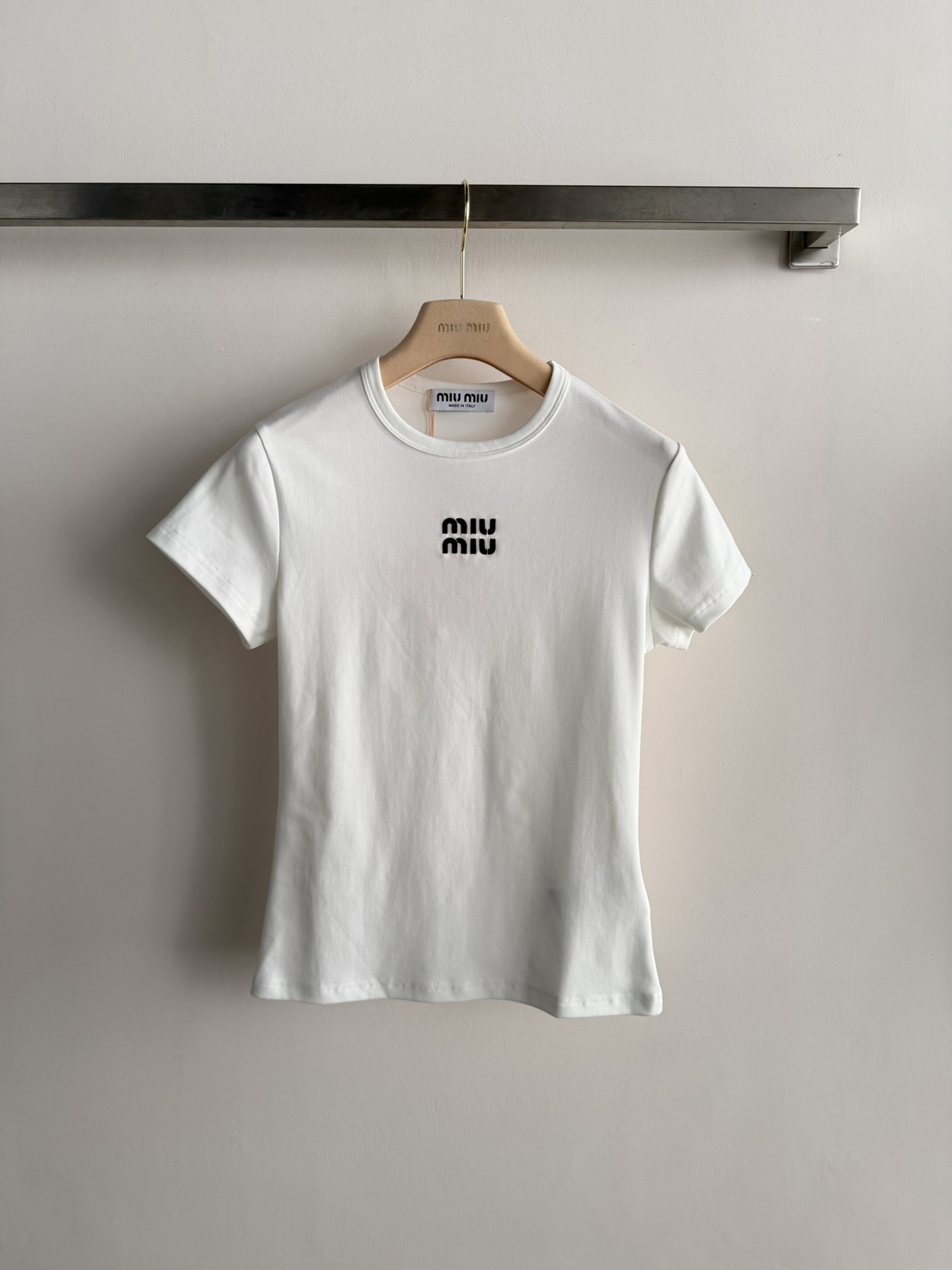 NO:762465,Miu Mi short-sleeved T-shirt, simple round neck design, highly recognizable brand embroidered logo on the front. High-quality cotton material, soft and skin-friendly, good breathability, super comfortable to wear in summer!  The short and slim fit can be worn with high-waisted pants or skirts to easily get a sense of fashion. It can be worn for daily commuting, leisure, and dating. It is versatile and practical. It is a must-have item in your wardrobe!  Two-color SML,,miumiu,skirts,T-shirt,tees,t-shirt,19860909Miu Mi短袖T恤,简约圆领设计,正面品牌刺绣标志超有辨识度.高品质棉料,柔软亲肤,透气性好,夏天穿超舒服！短款修身版型,搭高腰裤或裙子,轻松get时尚感～日常通勤、休闲、约会都能穿,百搭又实用,是衣橱必备单品！两色SML,,miumiu,skirts,T-shirt,tees，t-shirt,,Women's clothing