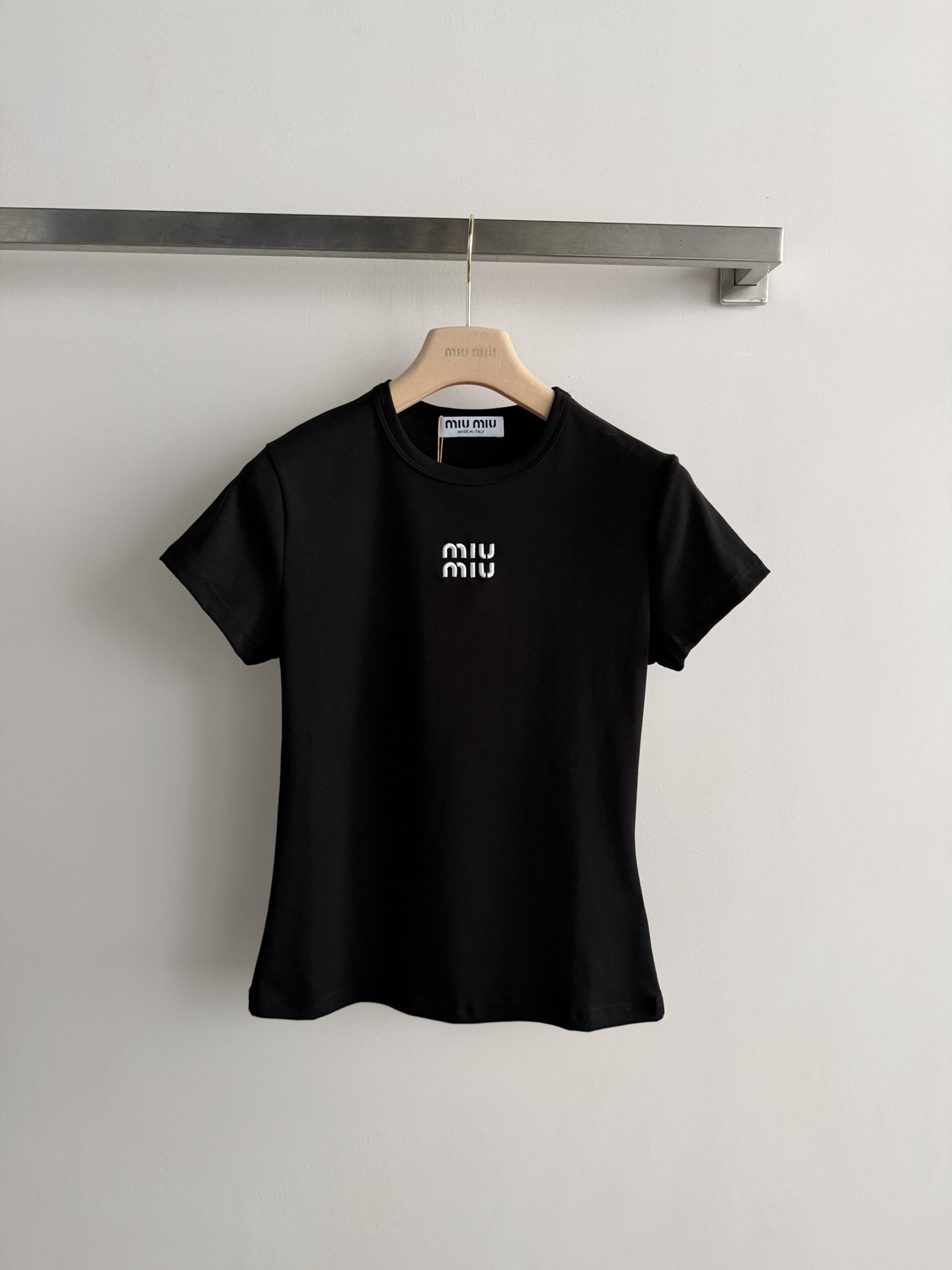 NO:826306,Miu Mi short-sleeved T-shirt, simple round neck design, highly recognizable brand embroidered logo on the front. High-quality cotton material, soft and skin-friendly, good breathability, super comfortable to wear in summer!  The short and slim fit can be worn with high-waisted pants or skirts to easily get a sense of fashion. It can be worn for daily commuting, leisure, and dating. It is versatile and practical. It is a must-have item in your wardrobe!  Two-color SML, Miumiu-clothing,loro piana,miumiu,skirts,T-shirt,tees,t-shirt,19860909Miu Mi短袖T恤,简约圆领设计,正面品牌刺绣标志超有辨识度.高品质棉料,柔软亲肤,透气性好,夏天穿超舒服！短款修身版型,搭高腰裤或裙子,轻松get时尚感～日常通勤、休闲、约会都能穿,百搭又实用,是衣橱必备单品！两色SML,缪缪-服装,loro piana,miumiu,skirts,T-shirt,tees，t-shirt,,Women's clothing