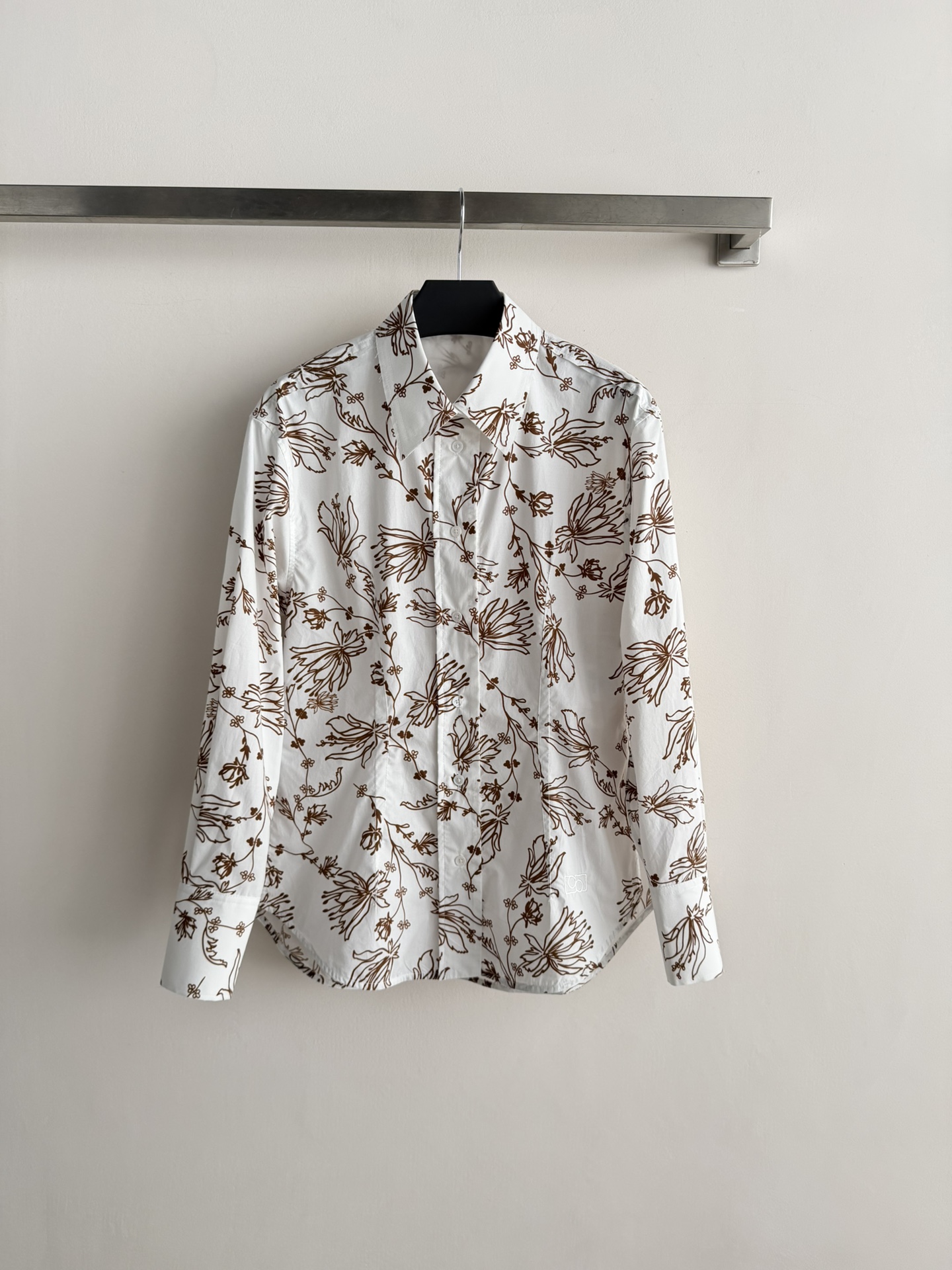 NO:762474,PORT* 1961 Greek floral series printed shirt, white background with brown iris flowers, inspired by Greek culture, symbolizing rebirth and hope. Pure cotton fabric, light and drape, comfortable and breathable to wear, perfect for spring and autumn!  The long-sleeved lapel design is elegant and practical, and can be easily used in commuting or formal occasions. The printing is exquisite and the details are perfect. Pair it with suit pants or skirts to easily get a high-end look. SML,,skirts,shirts,business suit,19860909PORT* 1961希腊花卉系列印花衬衫,白底配棕色鸢尾花,灵感来自希腊文化,象征新生与希望.纯棉面料,轻盈垂坠,穿着舒适透气,春秋季节超适合！长袖翻领设计,优雅又实用,通勤或正式场合都能轻松驾驭.印花精致,细节满分,搭配西装裤或半裙,轻松get高级感穿搭.SML,,skirts,shirts,business suit,,Women's clothing
