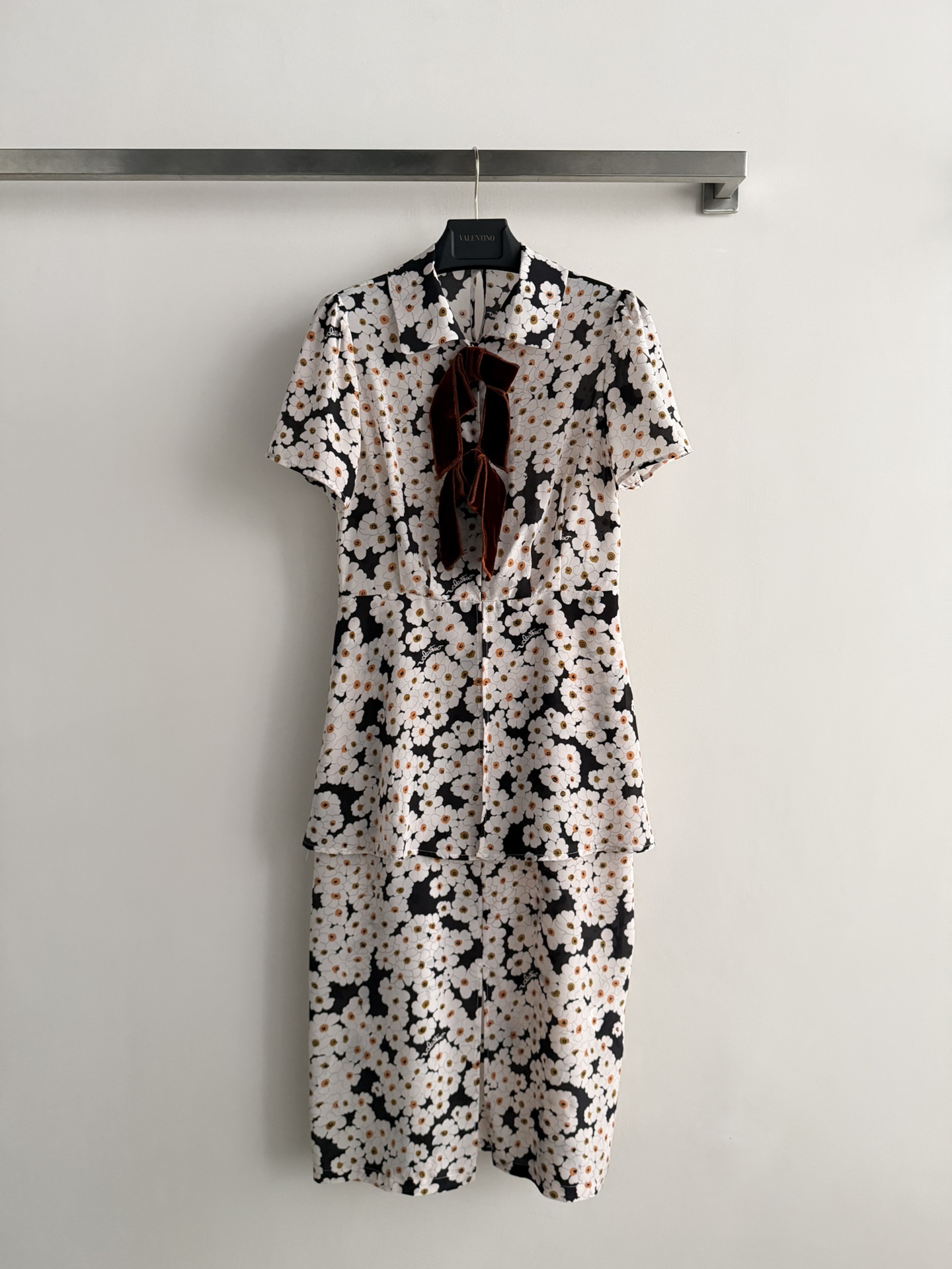NO:762459,Valentin*26SS new silk printed dress, made of mulberry silk, feels smooth and light, has great breathability, and is super comfortable to wear in spring and summer!  The black and white flower pattern + brown bow on the chest are elegant and detailed. The waist cut and short-sleeved design can be easily worn in daily or formal occasions!  SML,,valentino,skirts,T-shirt,real silk,19860909Valentin*26SS新款真丝印花连衣裙,采用桑蚕丝真丝,触感柔滑轻盈,透气性超赞,春夏穿超舒服！黑白小花图案+胸前棕色蝴蝶结,优雅又有细节感.收腰剪裁,短袖设计,日常或正式场合都能轻松驾驭！SML,,valentino,skirts,T-shirt,real silk,,Women's clothing