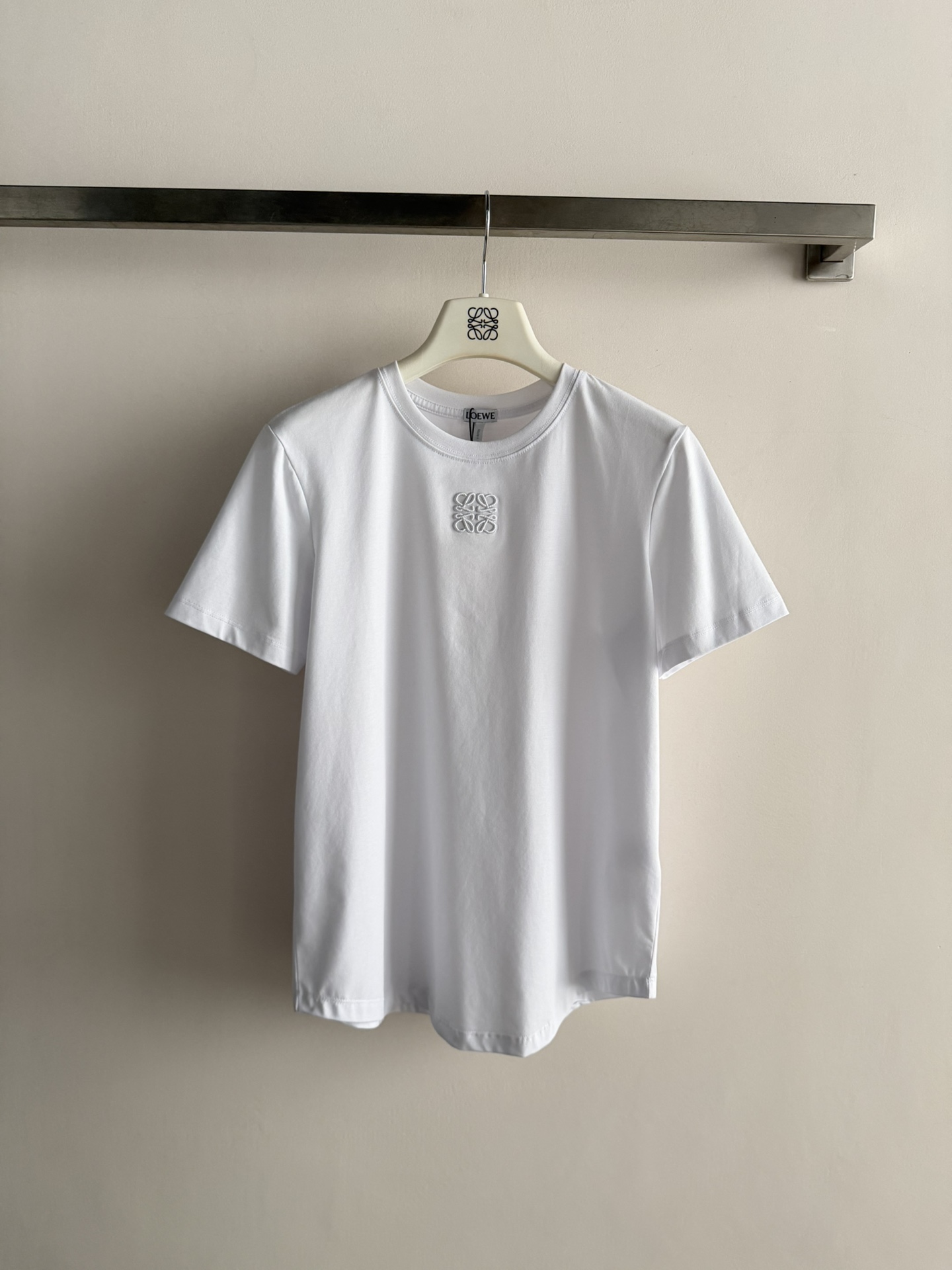 NO:790363,LOEW* new short-sleeved T-shirt, simple round neck design, soft cotton fabric, breathable and comfortable, perfect for summer!  The brand logo is embroidered on the chest, and the details are perfect. The curved hem modifies the body shape, and the shoulder cut is more neat. It can be easily used for daily commuting or leisure. It is versatile and can be worn with jeans or skirts. It is easy to get a simple and high-end look!  Three-color SML,,loewe,skirts,jeans,T-shirt,tees,t-shirt,19860909LOEW*新款短袖T恤,简约圆领设计,柔软棉质面料,透气又舒适,夏天穿超合适！胸前品牌刺绣Logo,细节满分.弧形下摆修饰身形,正肩剪裁更显利落,日常通勤或休闲都能轻松驾驭.百搭属性,随手搭牛仔裤、半裙都很ok,轻松get简约高级感穿搭！三色SML,,loewe,skirts,jeans,T-shirt,tees，t-shirt,,Women's clothing