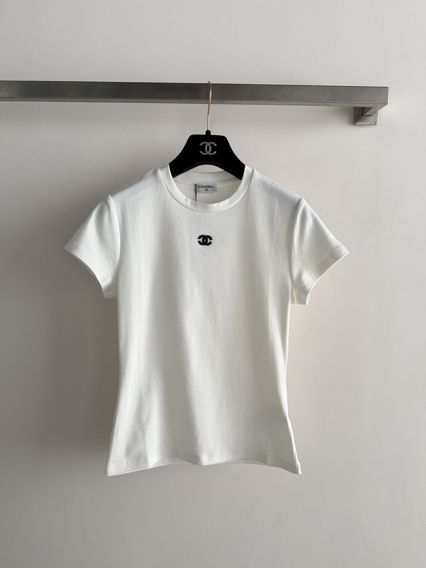 NO:790352,CHANE's latest new shoulder short-sleeved T-shirt is made of high-quality cotton, which is soft and comfortable, and has excellent breathability. It is completely stress-free to wear in summer!  The front shoulder design modifies the shoulder line, showing off your temperament and making you look slimmer. The classic double C embroidery on the chest is low-key and recognizable, and can be easily used for commuting and leisure. The silhouette is slim and not tight, and it can be worn alone or layered. It is a basic wardrobe essential!  Three-color SML,,chanel,T-shirt,tees,t-shirt,19860909CHANE*新款正肩短袖T恤,采用高品质棉料,柔软舒适,透气性超棒,夏天穿完全没压力！正肩设计修饰肩部线条,显气质又显瘦.胸前经典双C刺绣,低调又有辨识度,通勤休闲都能轻松驾驭.版型修身不紧绷,单穿或内搭都很OK,是衣橱必备基础款！三色SML,,chanel,T-shirt,tees，t-shirt,,Women's clothing
