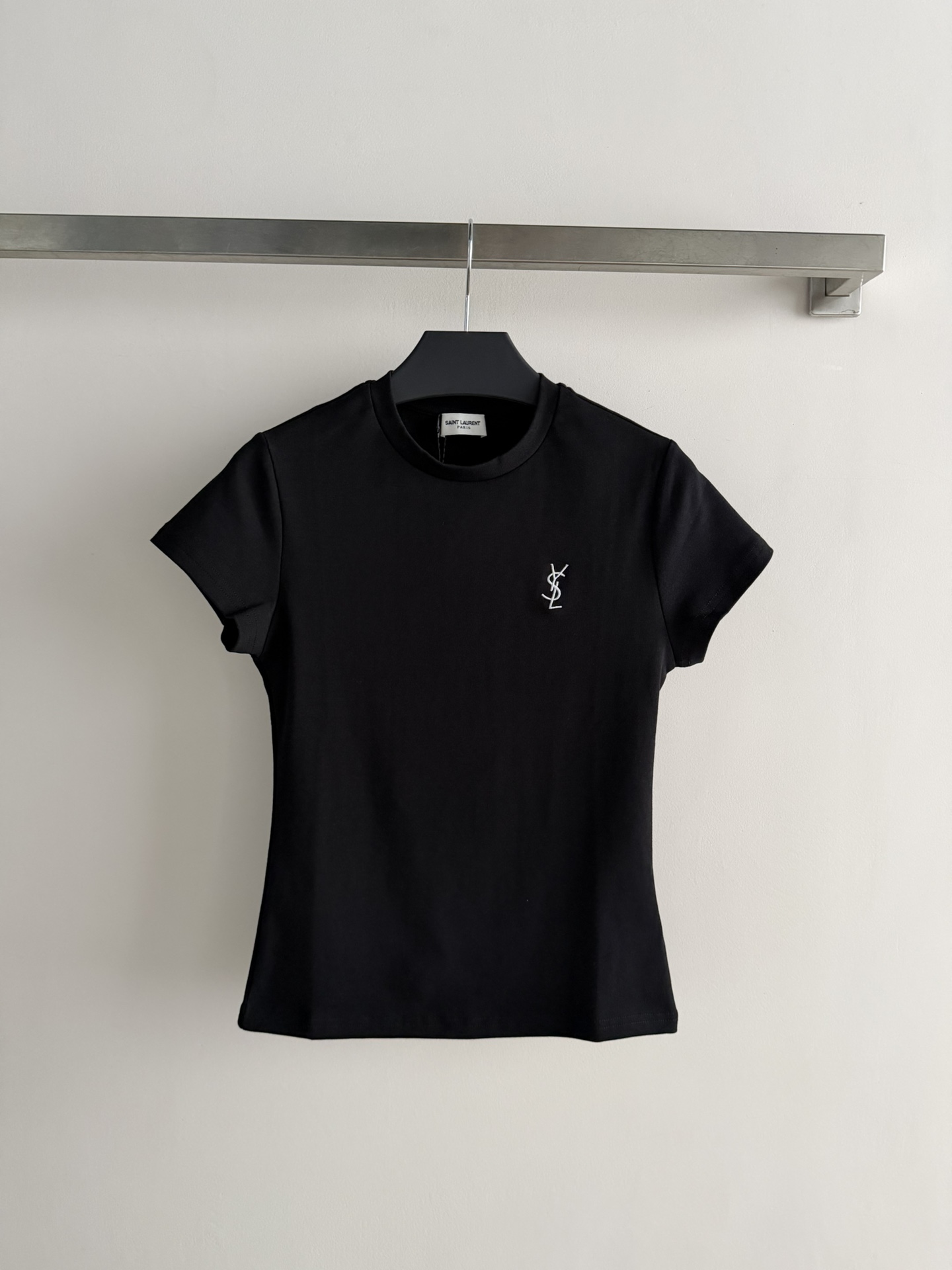 NO:790354,YSL classic embroidered slim short-sleeved T-shirt, made of pure cotton, soft and breathable, super comfortable to wear in summer!  The right-shoulder design + slim tailoring can easily show your body curves. The YSL embroidery on the chest is very recognizable, simple and high-end. The three colors of black, white and gray are versatile, and can be easily worn for commuting, leisure, and daily life. It goes well with jeans or skirts. It is a must-have classic item in the wardrobe!  SML,,saint laurent,skirts,jeans,T-shirt,tees,t-shirt,19860909YSL经典刺绣修身短袖T恤,纯棉材质,柔软透气,夏天穿超舒服！正肩设计+修身剪裁,轻松展现身材曲线,胸前YSL刺绣超有辨识度,简约又高级感满满.黑白灰三色百搭,通勤、休闲、日常都能轻松驾驭,搭牛仔裤或半身裙都很出彩,是衣橱必备经典单品！SML,,saint laurent,skirts,jeans,T-shirt,tees，t-shirt,,Women's clothing