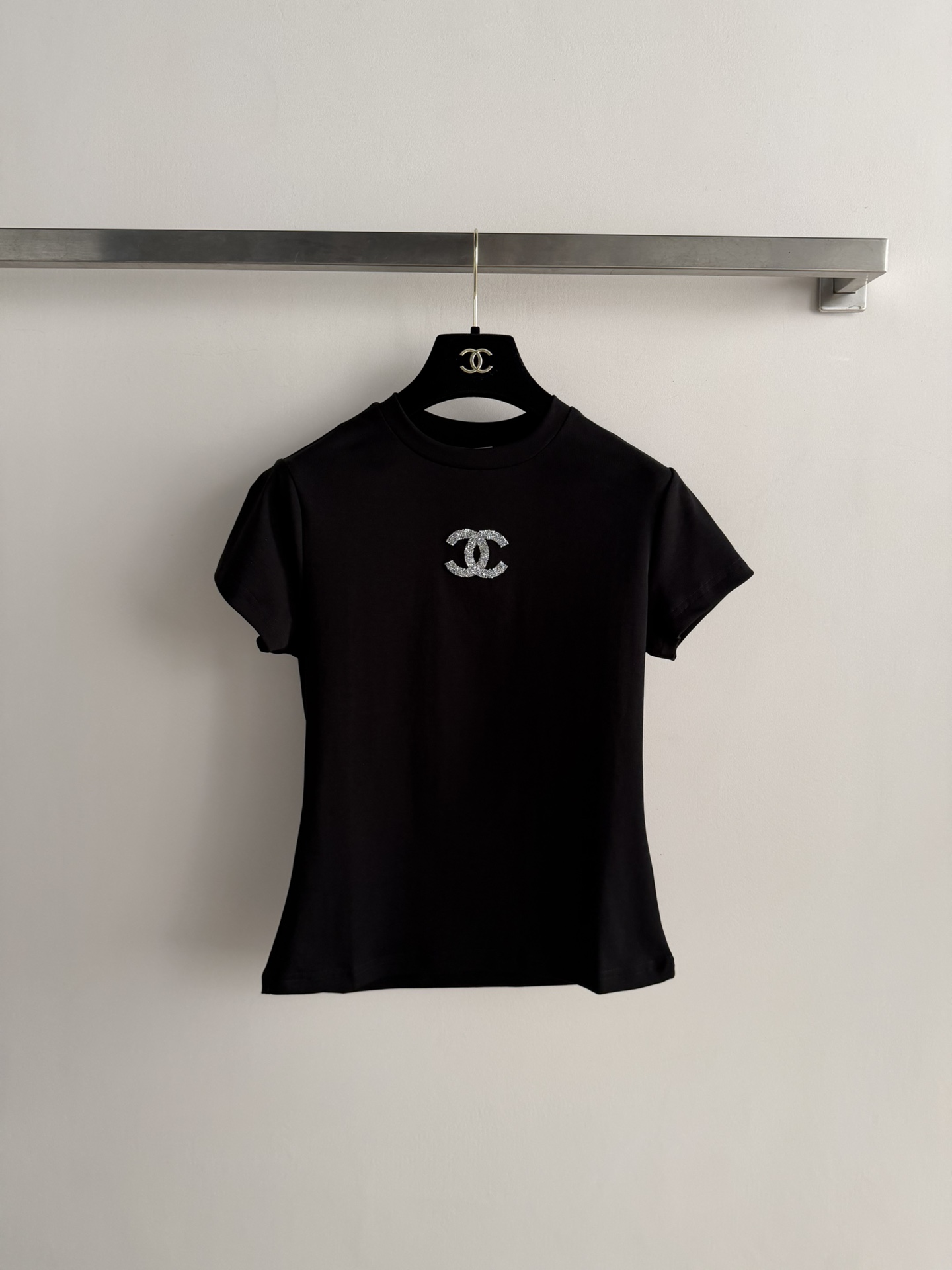 NO:790360,CHANE's latest short-sleeved T-shirt, classic round neck design, double C Logo on the chest is very recognizable. High-quality pure cotton material, soft and comfortable, super refreshing to wear in summer!  Slim cut, easily highlights the body curves, can be easily used for daily commuting and leisure. The black color is versatile and looks good with jeans or skirts. It is fashionable and practical, and is a must-have item in the wardrobe!  SML,,chanel,skirts,jeans,T-shirt,tees,t-shirt,19860909CHANE*新款短袖T恤,经典圆领设计,胸前双C Logo超有辨识度.高品质纯棉材质,柔软舒适,夏天穿超清爽！修身剪裁,轻松凸显身材曲线,日常通勤、休闲都能轻松驾驭.黑色百搭,随便配牛仔裤、半裙都好看,时尚又实用,是衣橱必备单品！SML,,chanel,skirts,jeans,T-shirt,tees，t-shirt,,Women's clothing