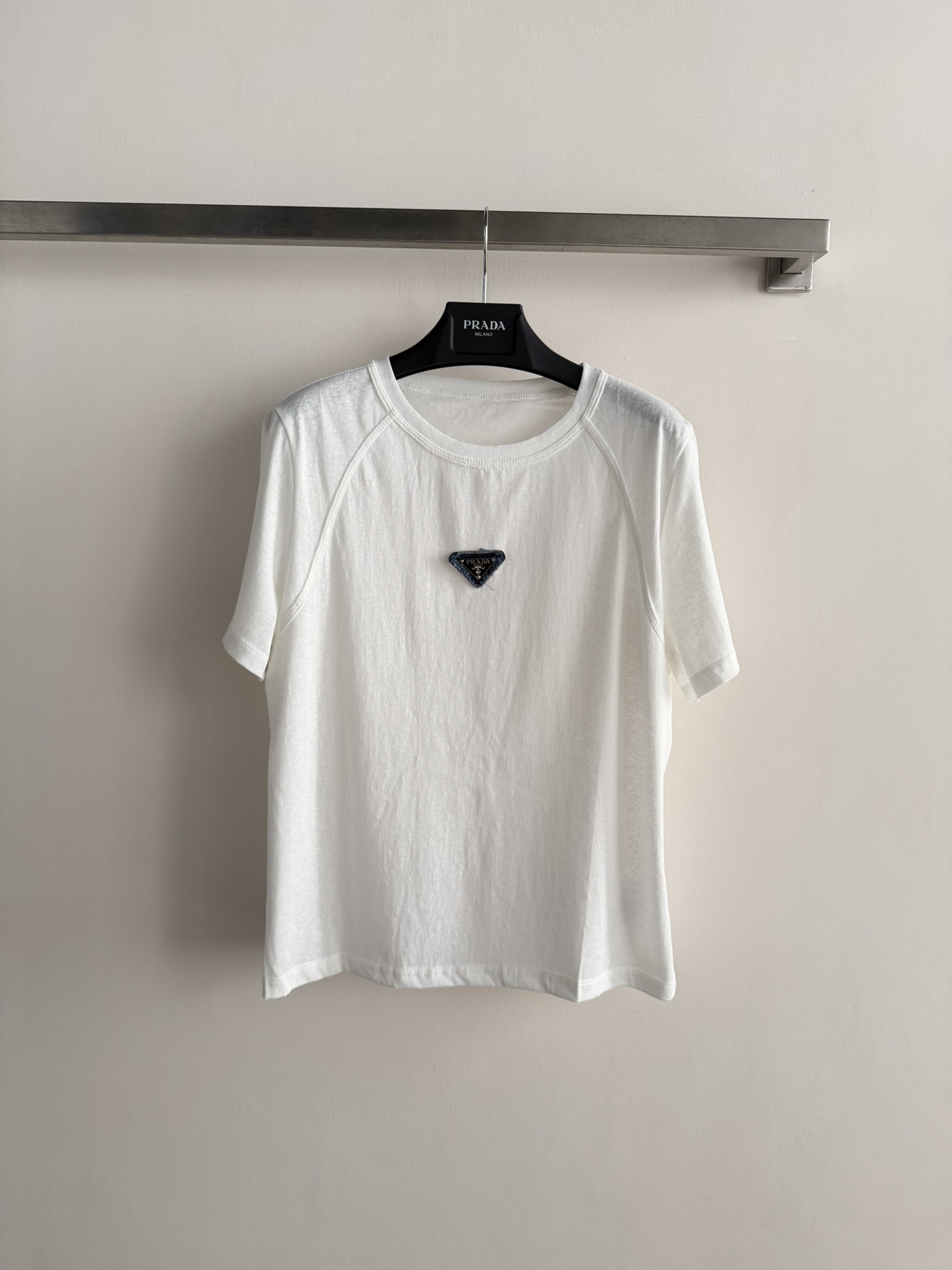 NO:790364,Prad* classic triangle logo short-sleeved T-shirt, made of cotton fabric, soft and breathable, super comfortable to wear in summer!  The triangular logo on the chest is very recognizable, simple and high-end. The round neck + loose fit can be easily used for daily commuting and leisure, and it is versatile and not picky. Whether worn with jeans or sneakers, you can easily get a sense of fashion, and it is a must-have item in your wardrobe!  SML,,prada,sneakers,jeans,T-shirt,tees,t-shirt,19860909Prad*经典三角标短袖T恤,采用棉质面料,柔软透气,夏天穿超舒服！胸前三角徽标超有辨识度,简约又高级.圆领+宽松版型,日常通勤、休闲都能轻松驾驭,百搭不挑人.无论配牛仔裤还是运动鞋,都能轻松get时尚感,是衣橱必备单品！SML,,prada,sneakers,jeans,T-shirt,tees，t-shirt,,Women's clothing