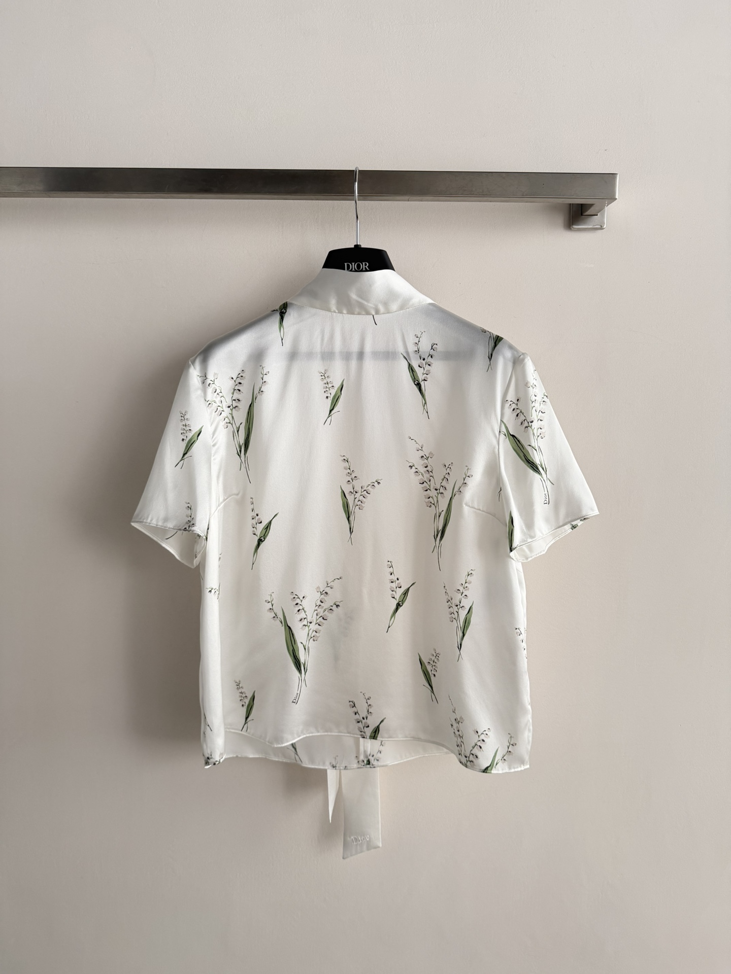 NO:790359,Dio*26SS's new elegant silk printed shirt brings the gentleness and freshness of spring to the body. The off-white background is lined with fine green, like the wind blowing through the forest, with a relaxed and high-end atmosphere. It does not require too much modification, the simple tailoring outlines neat lines, and everything is unintentionally elegant SML, dior, real silk,19860909Dio*26SS新款优雅气质的真丝印花衬衣,把春日的温柔与清冽穿在身上,米白底色衬着细碎的绿,像风拂过林间,自带松弛又高級的氛国感.无需过多修饰,简约剪裁勾勒出利落线条,举手投足问皆是不刻意的优雅ＳＭＬ,,dior,real silk,,Women's clothing