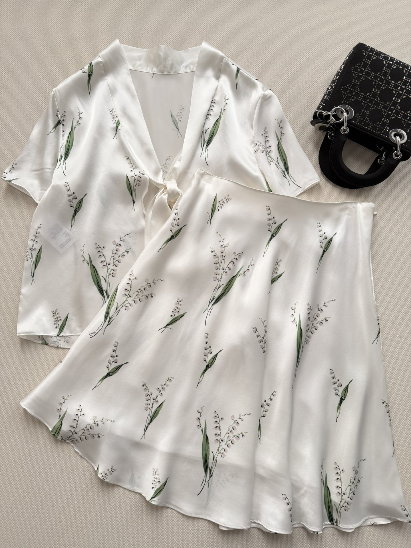 NO:790357,Dio*26SS is a new and elegant printed silk skirt. The lily of the valley silk print brings the gentleness and freshness of spring to the body. The off-white background is lined with fine green, like the wind blowing through the forest, with a relaxed and advanced atmosphere. No need for too much modification, the simple tailoring outlines neat lines, and everything is unintentionally elegant. SML, dior, skirts, real silk,19860909Dio*26SS新款优雅气质的印花真丝半裙,铃兰真丝印花把春日的温柔与清冽穿在身上,米白底色衬着细碎的绿,像风拂过林间,自带松弛又高級的氛国感 无需过多修饰,简约剪裁勾勒出利落线条,举手投足问皆是不刻意的优雅ＳＭＬ,,dior,skirts,real silk,,Women's clothing