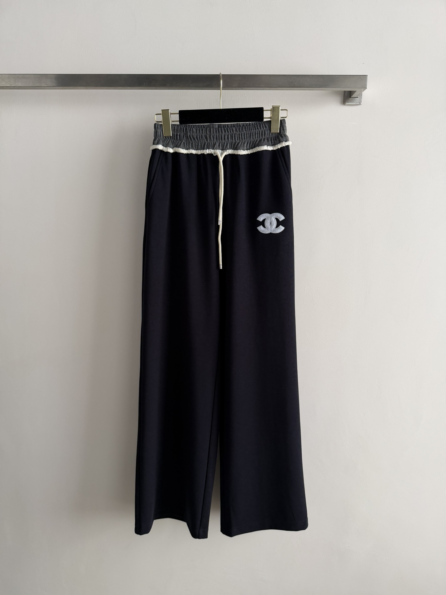 NO:791029,Chane*26's new straight-leg loose sweatpants, the upper body is soft and comfortable, and super friendly for daily wear!  The waist elastic band + white drawstring are full of sportiness, and the double C logo on the left side is very recognizable. The straight-leg pants look great with sports shoes or casual shoes, and can easily create a retro fashionable style. Whether it is daily outing or light sports, it can be easily controlled, comfortable and fashionable!  SML,,chanel,sneakers,19860909Chane*26新款直筒宽松卫裤,上身柔软舒适,日常穿搭超友好！腰部松紧带+白色抽绳,运动感满满,左侧双C标志超有辨识度骨.直筒裤型,搭配运动鞋或休闲鞋都很出彩,轻松打造复古时髦风.无论日常出街还是轻运动场景,都能轻松驾驭,舒适又时尚！SML,,chanel,sneakers,,Women's clothing