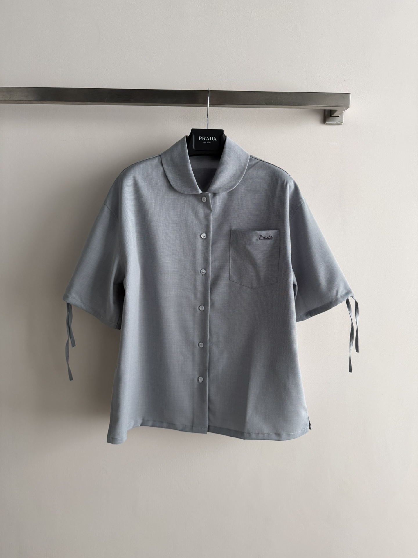 NO:791023,Prad*26SS new gray blue short-sleeved shirt, made of high-quality cotton fabric, soft and breathable, super comfortable to wear in summer!  Loose fit + cuff strap design, perfect details, full of fashion sense. There is a brand embroidered pocket on the chest, which is highly recognizable, simple and textured. It is versatile and can be easily used for commuting and leisure. It goes well with jeans or casual pants, and can easily create a high-end look. SML, prada, jeans, shirts, T-shirt,19860909Prad*26SS新款灰蓝色短袖衬衫,选用高品质棉质面料,柔软透气,夏天穿超舒服！宽松版型+袖口绑带设计,细节满分,时尚感拉满.胸前有品牌刺绣口袋,辨识度高,简约又有质感.百搭,通勤、休闲都能轻松驾驭,搭配牛仔裤或休闲裤都很出彩,轻松打造高级感穿搭ＳＭＬ,,prada,jeans,shirts,T-shirt,,Women's clothing