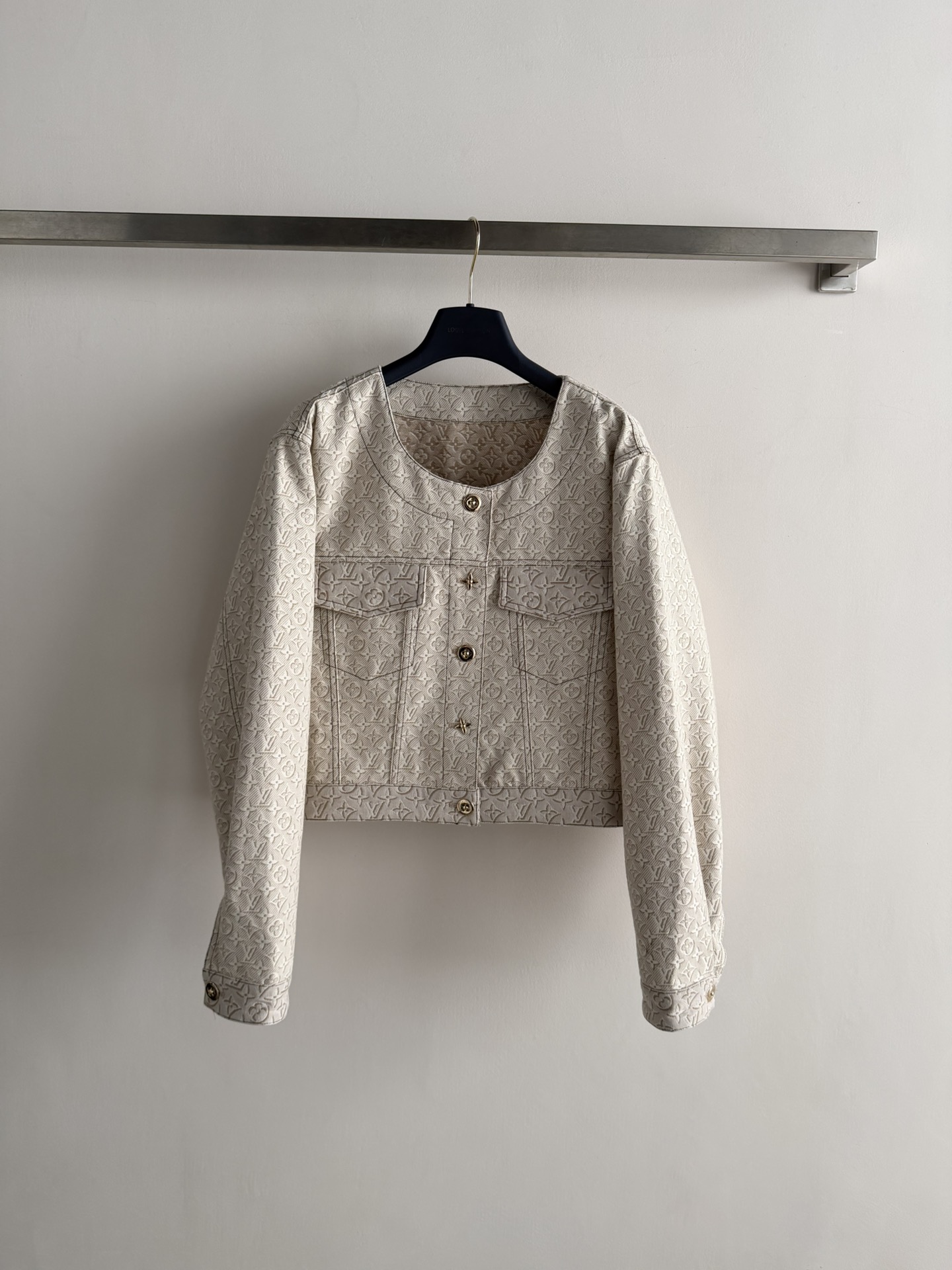 NO:791019,LouisVuitto*26 new spring and summer 3D presbyopic round neck denim short jacket is made of customized jacquard denim fabric, and the low-key presbyopic pattern is super recognizable!  Short design + round neck + metal buttons, retro and fashionable, full of light luxury atmosphere. The fabric is soft and comfortable, perfect for spring. Paired with high-waisted pants or skirts, you can easily create an elegant daily look, which can be worn for commuting and leisure!  SML,,louis vuitton,skirts,jackets & coats,19860909LouisVuitto*26春夏新款3D老花圆领牛仔短夹克,采用定制提花牛仔面料,低调老花图案超有辨识度！短款设计+圆领+金属纽扣,复古又时髦,轻奢氛围感拉满.面料柔软舒适,春天穿超合适,搭配高腰裤或裙装,轻松打造优雅日常look,通勤休闲都能hold住！ＳＭＬ,,louis vuitton,skirts,jackets & coats,,Women's clothing