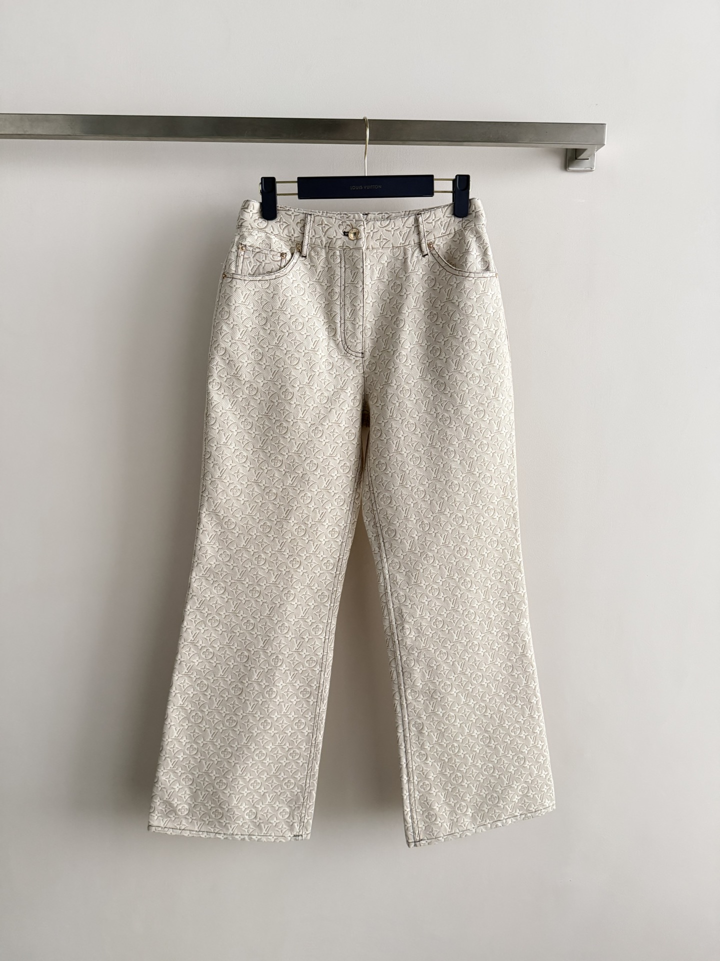 NO:791015,LouisVuitto*26 new spring and summer classic old jacquard trousers, with high waist design, loose straight version, great drape, modify the shape of the legs and make the legs longer!  The jacquard craftsmanship makes the trousers full of details, and the beige color is gentle and versatile, making them very suitable for wear. They can be easily worn for commuting and leisure. Pair them with sweaters, coats or sweaters with short sleeves or shirts, and you can easily get a lazy and high-end atmosphere. It is a must-have and practical item in your wardrobe!  ＳＭＬ,,louis vuitton,sweaters,shirts,T-shirt,19860909LouisVuitto*26春夏新款经典老提花长裤 ,采用高腰设计,宽松直筒版型,垂感超赞,修饰腿型又显腿长！提花工艺让裤子细节满满,米色调温柔百搭,穿搭超合适.通勤休闲都能轻松驾驭.搭配毛衣、大衣或针织衫短袖或衬衫,轻松get慵懒高级氛围感,是衣橱必备实用单品！ＳＭＬ,,louis vuitton,sweaters,shirts,T-shirt,,Women's clothing