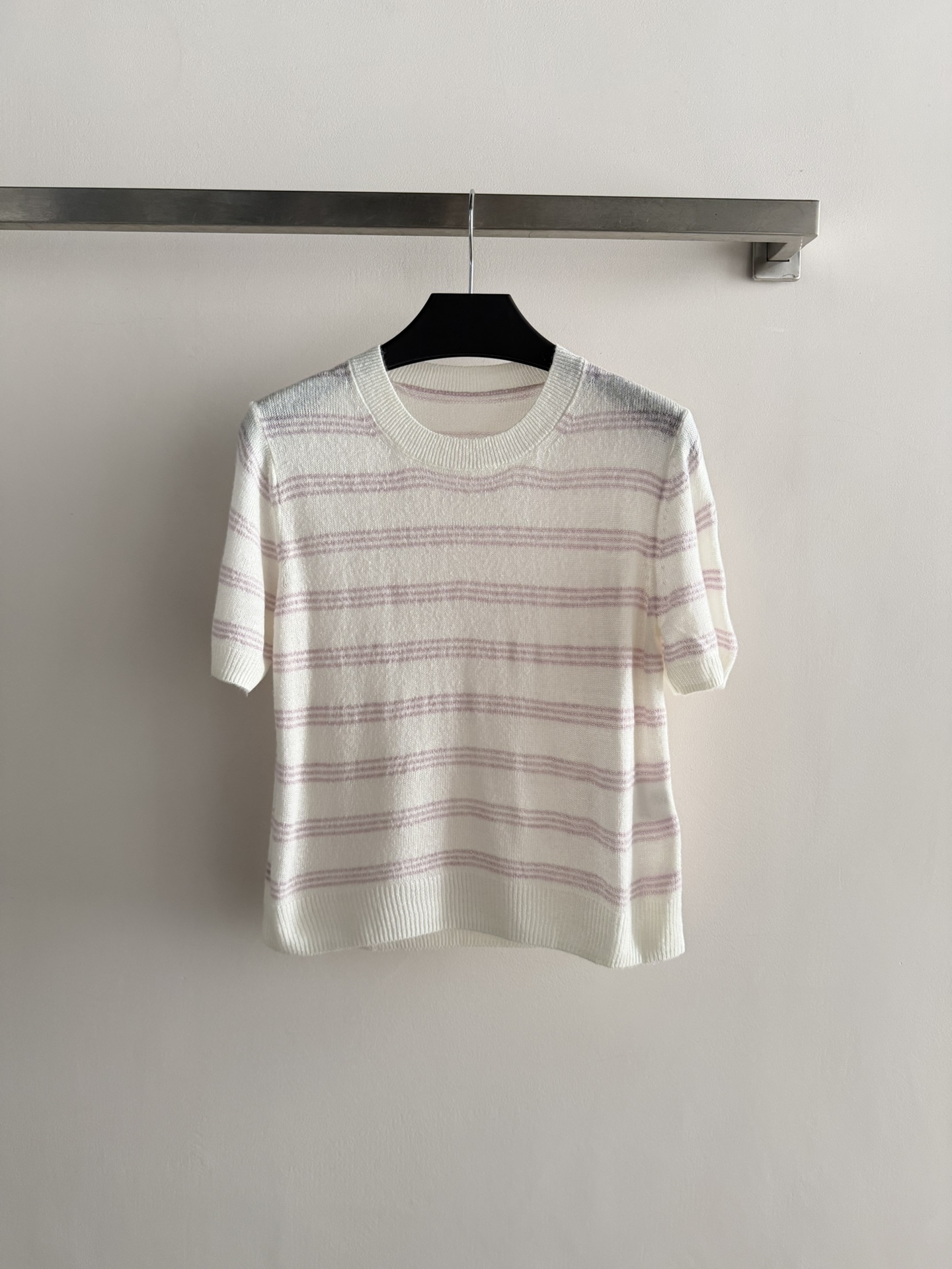 NO:791462,ERDO*26 new early spring purple striped knitted short-sleeves, made of wool, soft and light, super comfortable to wear!  The low-saturated purple stripes are gentle and romantic, and the round neck design is simple and elegant. It is suitable for daily commuting or leisure. Pair it with a skirt or high-waisted pants to easily create an elegant temperament. It is a must-have for early spring!  SML,,skirts,T-shirt,19860909ERDO*26早春新品紫色条纹针织短袖,羊毛材质,柔软轻盈,穿着超舒适！低饱和紫色条纹,温柔又浪漫,圆领设计简约大方,日常通勤或休闲都很适合针.搭配裙装或高腰裤,轻松打造优雅气质,早春穿搭必备！SML,,skirts,T-shirt,,Women's clothing