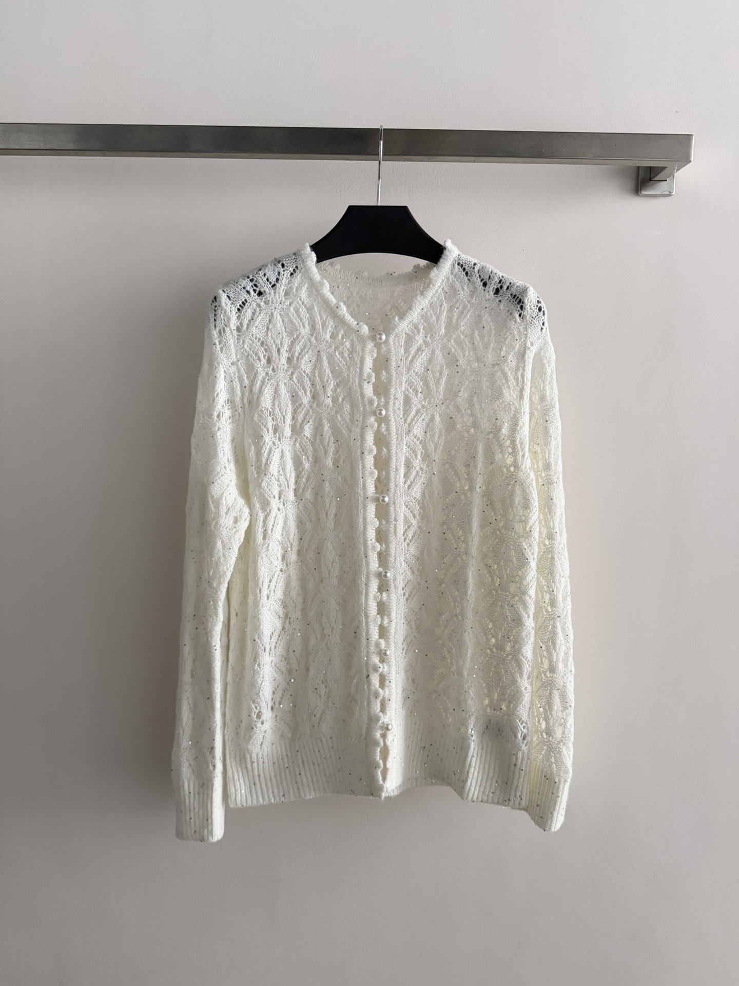 NO:791471,ERDO*'s new white sequined hollow knitted cardigan is thin and breathable, with a super layered hollow pattern design, ribbed cuffs and hem, and elastic full-length stitches. Front pearl button closure makes it easy to put on and take off. The V-neck design modifies the neck line. It is perfect for wearing alone or as an outer layer in spring and summer! Pair it with dresses and high-waisted pants for a fresh and elegant style that is easy to achieve~SML,,skirts,19860909ERDO*新款白色亮片镂空针织开衫,轻薄透气,镂空花纹设计超有层次感,袖口和下摆罗纹收口,弹性满分针.正面珍珠纽扣开合,穿脱方便,V领设计修饰颈部线条,春夏季节单穿或外搭都很○K!搭配连衣裙、高腰裤,清新优雅风轻松拿捏~SML,,skirts,,Women's clothing