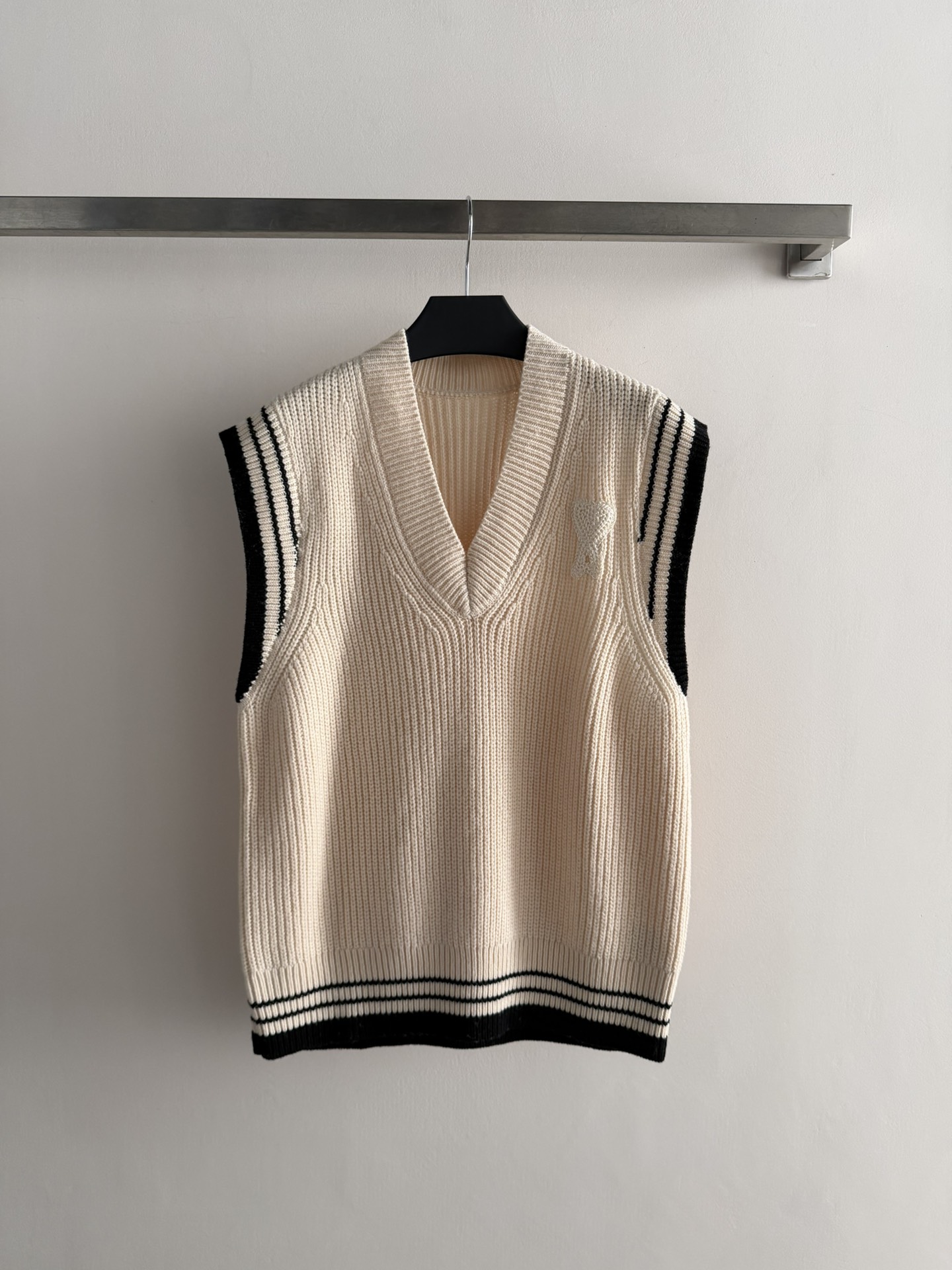 NO:791458,Ami Pari*'s new V-neck knitted vest is embellished with black stripes, simple and layered. It has a sleeveless design and is OK when layered with shirts or T-shirts. It can easily create a college or casual style. The V-neck modifies the neck line and makes it more refined when paired with a necklace. It can be easily used for commuting, campus, and daily life. It is a versatile and practical wardrobe essential. SML-, shirts, tees, t-shirt, necklace,19860909Ami Pari*新款V领针织马甲黑色条纹点缀,简约又有层次感.无袖设计,叠穿衬衫或T恤都很OK,轻松打造学院风或休闲风,V领修饰颈部线条,搭配项链更显精致.通勤、校园、日常都能轻松驾驭,是百搭实用的衣橱必备单品SML-,,shirts,tees，t-shirt,necklace,,Women's clothing